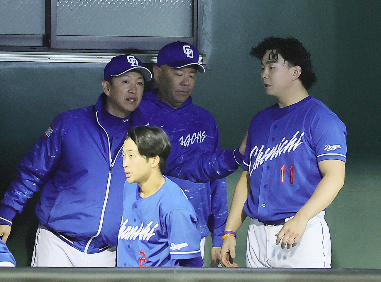 巨人対中日　7回2失点の中日小笠原（右）をベンチでねぎらう立浪監督（左）（撮影・足立雅史）