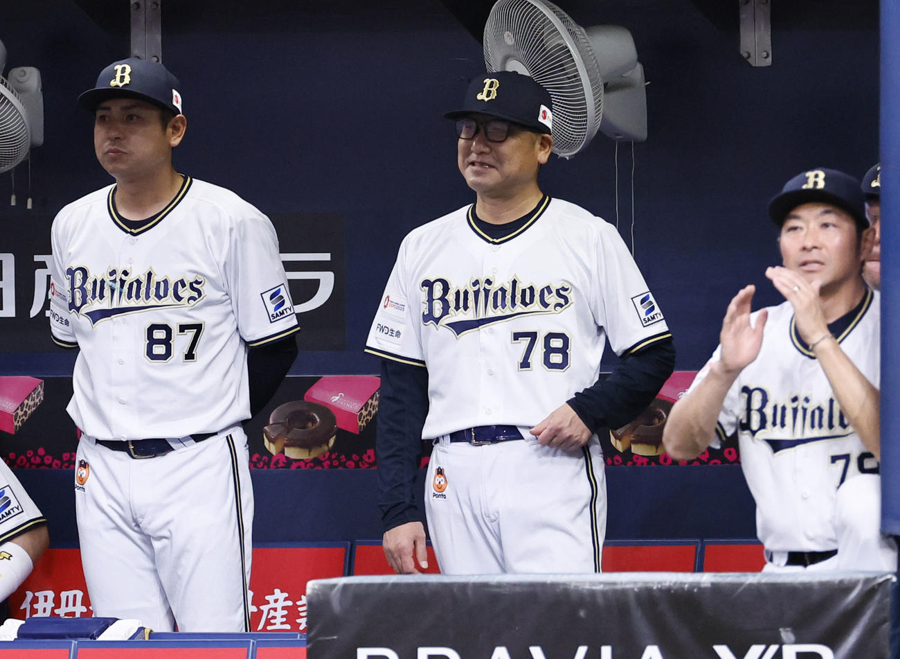 オリックス対西武　4回、ベンチで笑顔を見せるオリックス中嶋監督（中央）（撮影・藤尾明華）