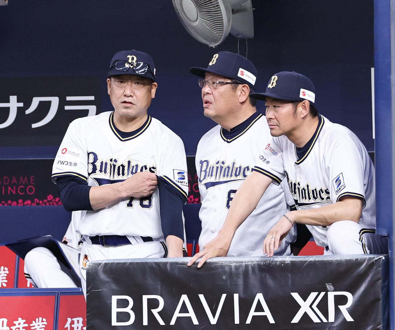 オリックス対西武　8回、ベンチで話をするオリックス中嶋聡監督（左）（撮影・藤尾明華）
