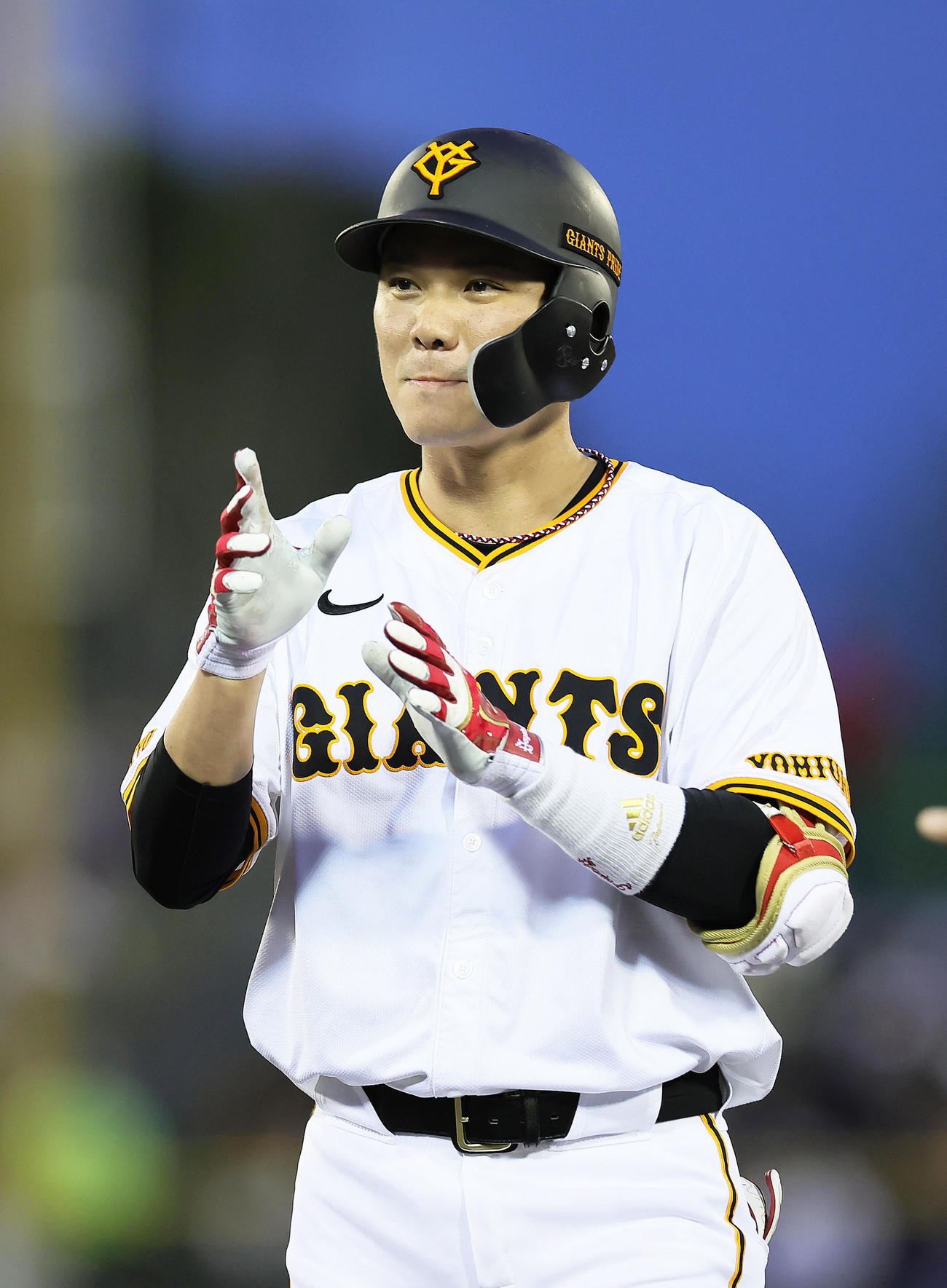 巨人対中日　1回裏巨人1死二塁、坂本は左前適時打を放ち笑顔（撮影・足立雅史）