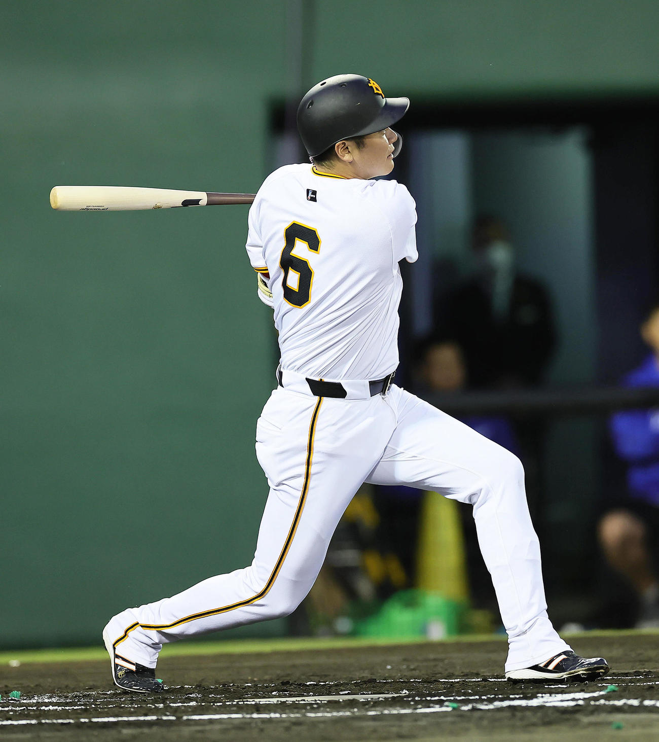 巨人対中日　1回裏巨人1死二塁、坂本は左前適時打を放つ（撮影・足立雅史）