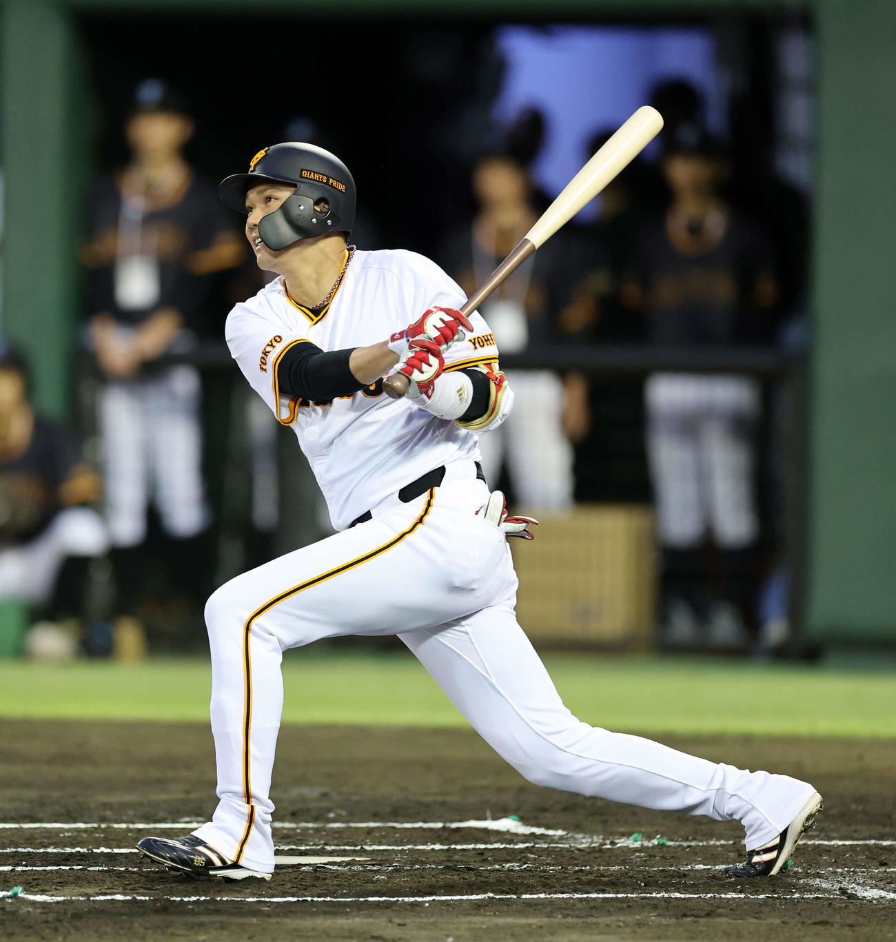 巨人対中日　1回裏巨人1死二塁、坂本は左前適時打を放つ（撮影・鈴木正人）