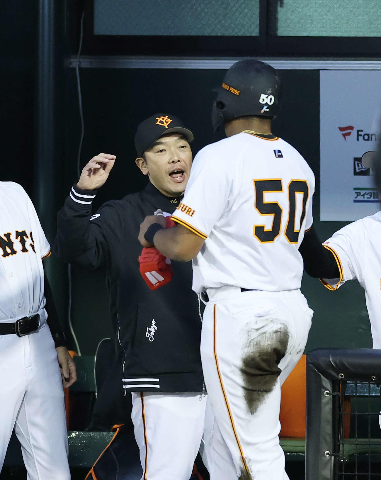 巨人対中日　1回裏巨人1死二塁、坂本の左前適時打でオコエ（右）が生還しベンチ前で迎える阿部監督（撮影・鈴木正人）