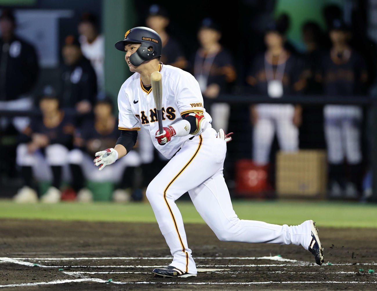 巨人対中日　1回裏巨人1死二塁、坂本は左前適時打を放つ（撮影・鈴木正人）