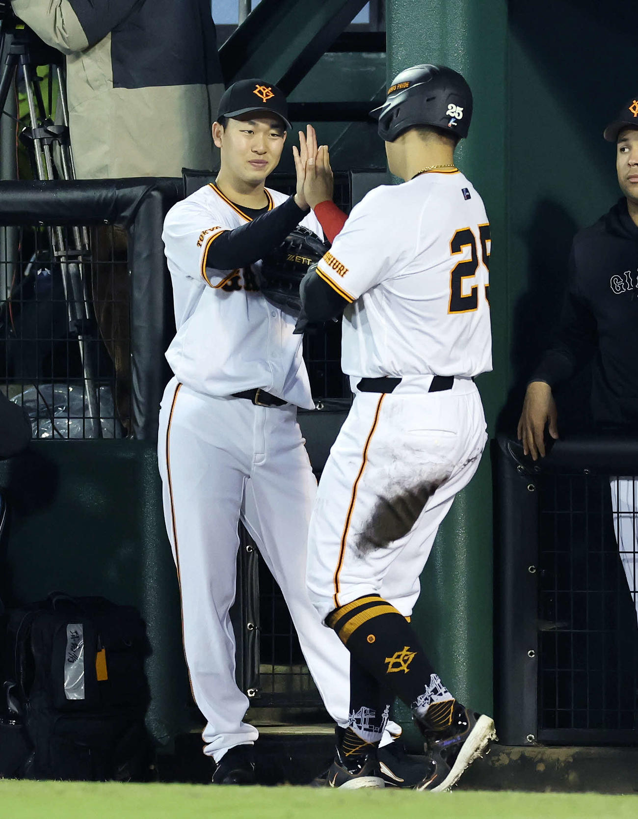 巨人対中日　4回裏巨人1死二塁、萩尾の左前適時打で岡本和（右）が生還し迎える山崎伊（撮影・鈴木正人）