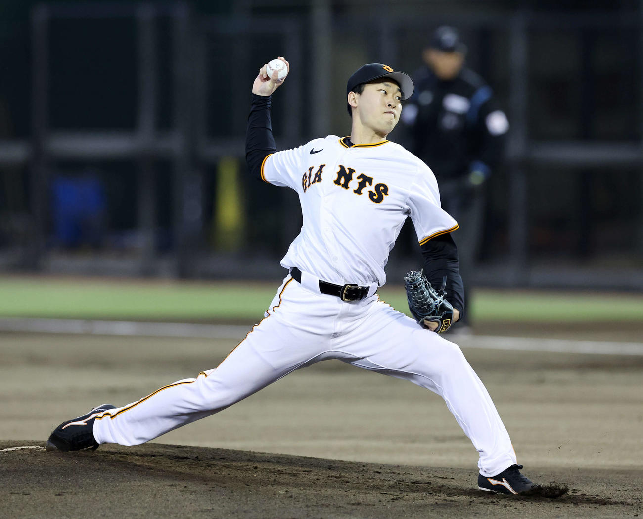 巨人対中日　力投する巨人先発の山崎伊（撮影・鈴木正人）