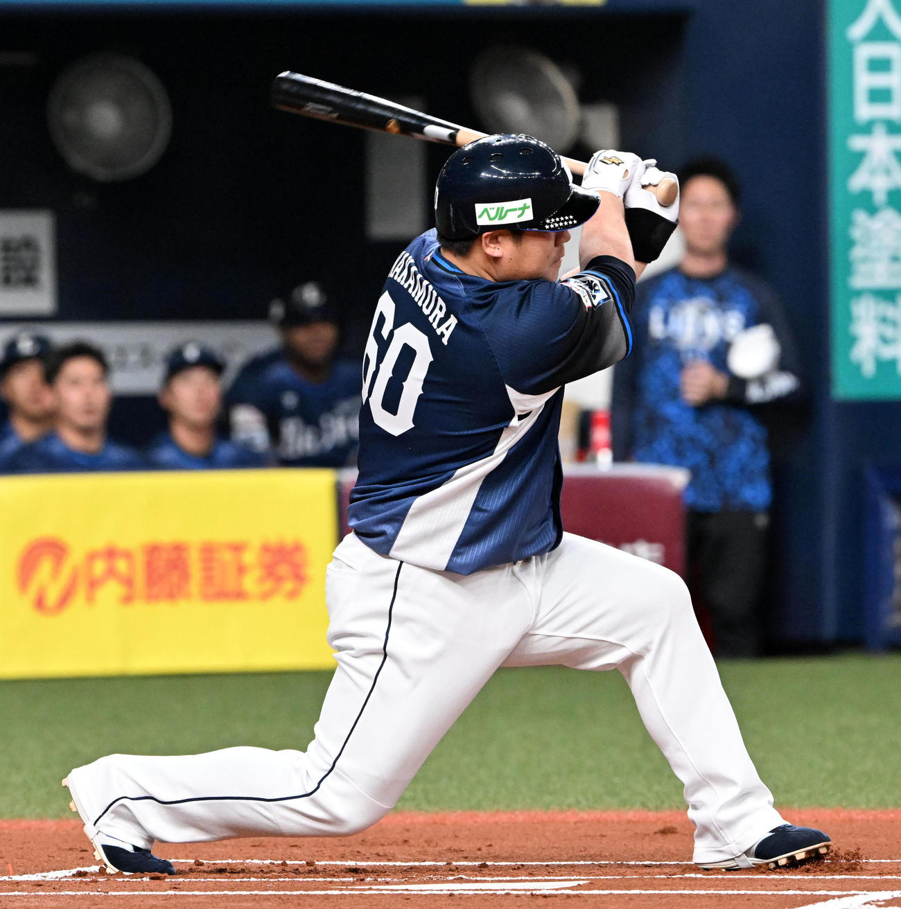 オリックス対西武　1回表西武1死、中村剛は左前打を放つ（撮影・前岡正明）