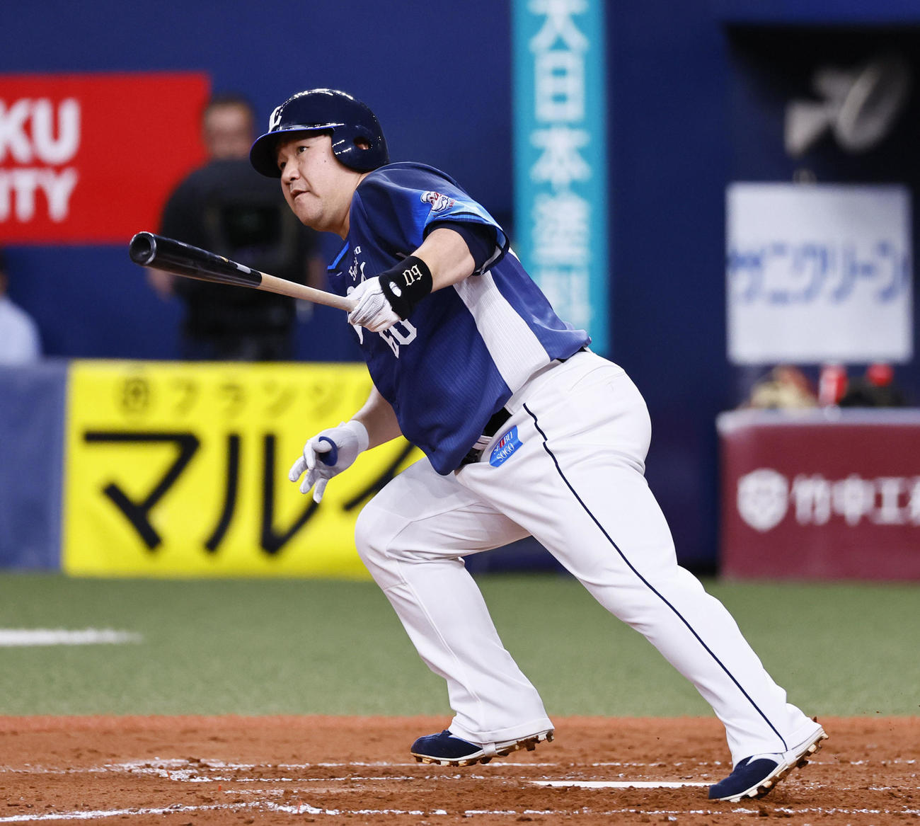 オリックス対西武　4回表西武無死、中村は左越えに二塁打を放つ（撮影・藤尾明華）