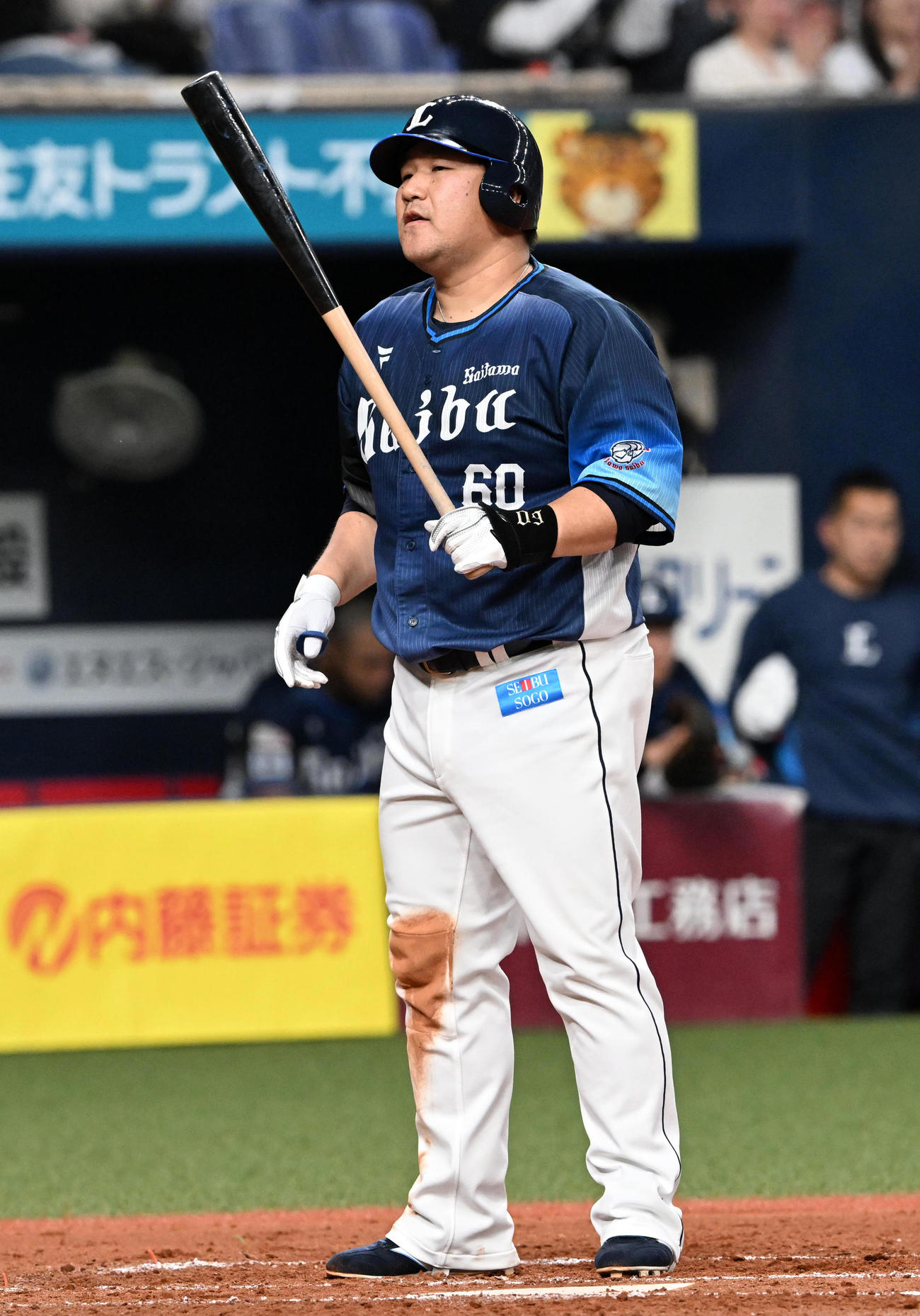 オリックス対西武　8回表西武1死一塁、中村剛は空振り三振に倒れる（撮影・前岡正明）