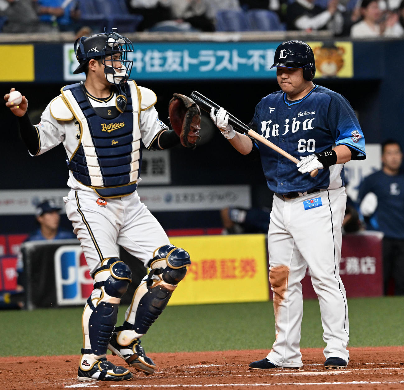 オリックス対西武　8回表西武1死一塁、中村剛は空振り三振に倒れる（撮影・前岡正明）