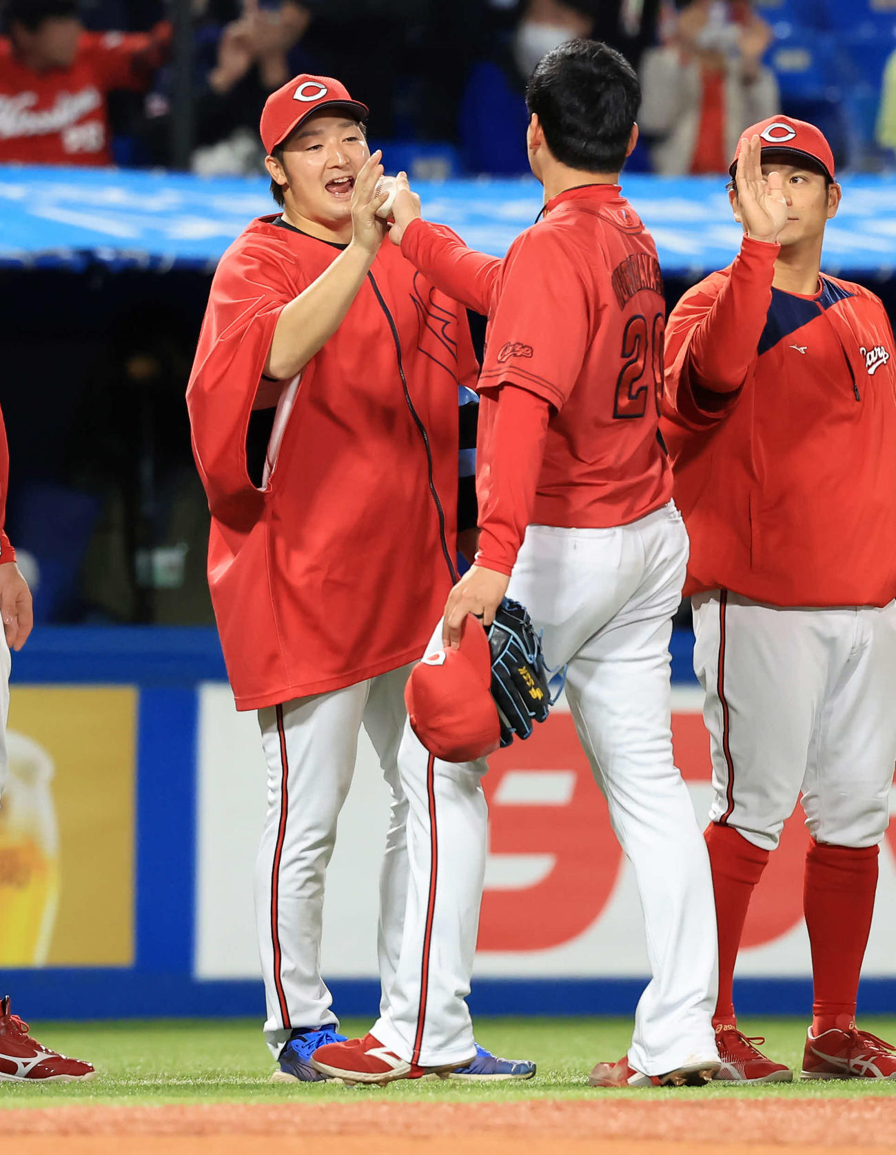 ヤクルト対広島　2－0で勝利し、栗林（右）から笑顔でウイニングボールを受け取る床田（撮影・浅見桂子）