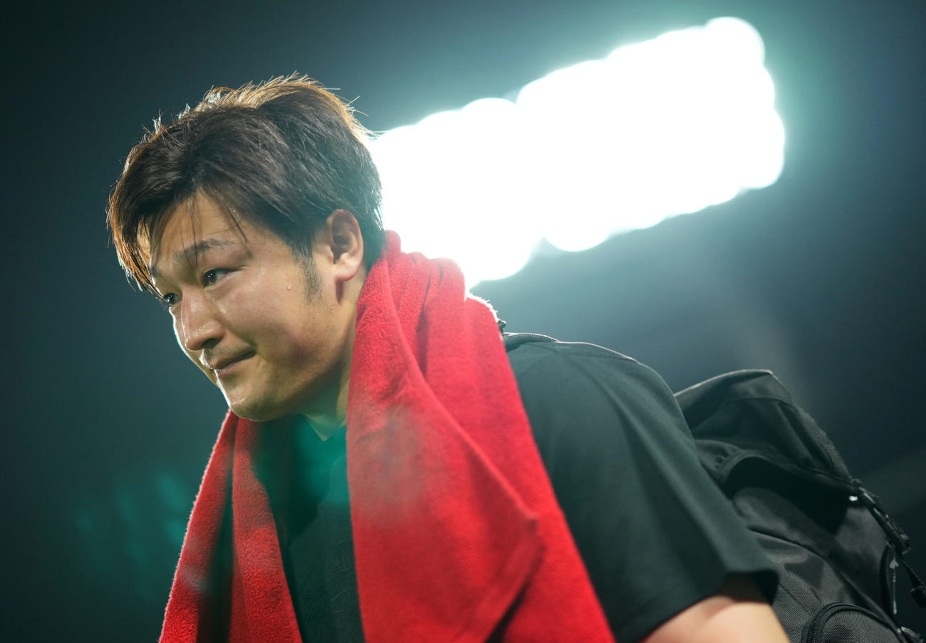 ヤクルト対広島　試合を終え引き揚げる広島床田（撮影・横山健太）