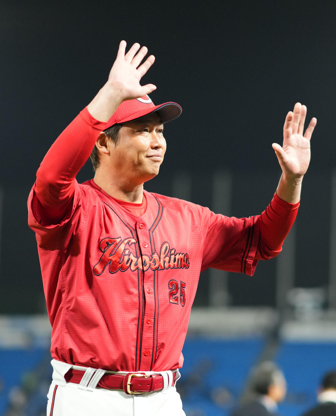 ヤクルト対広島　声援に応え笑顔で引き揚げる広島新井監督（撮影・横山健太）