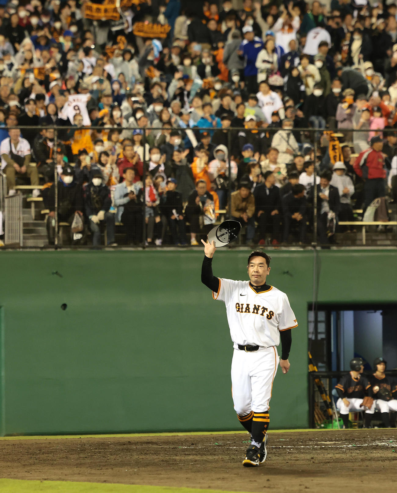 巨人対中日　中日に勝利し、ひたちなかのファンの声援に応える巨人阿部監督（撮影・足立雅史）