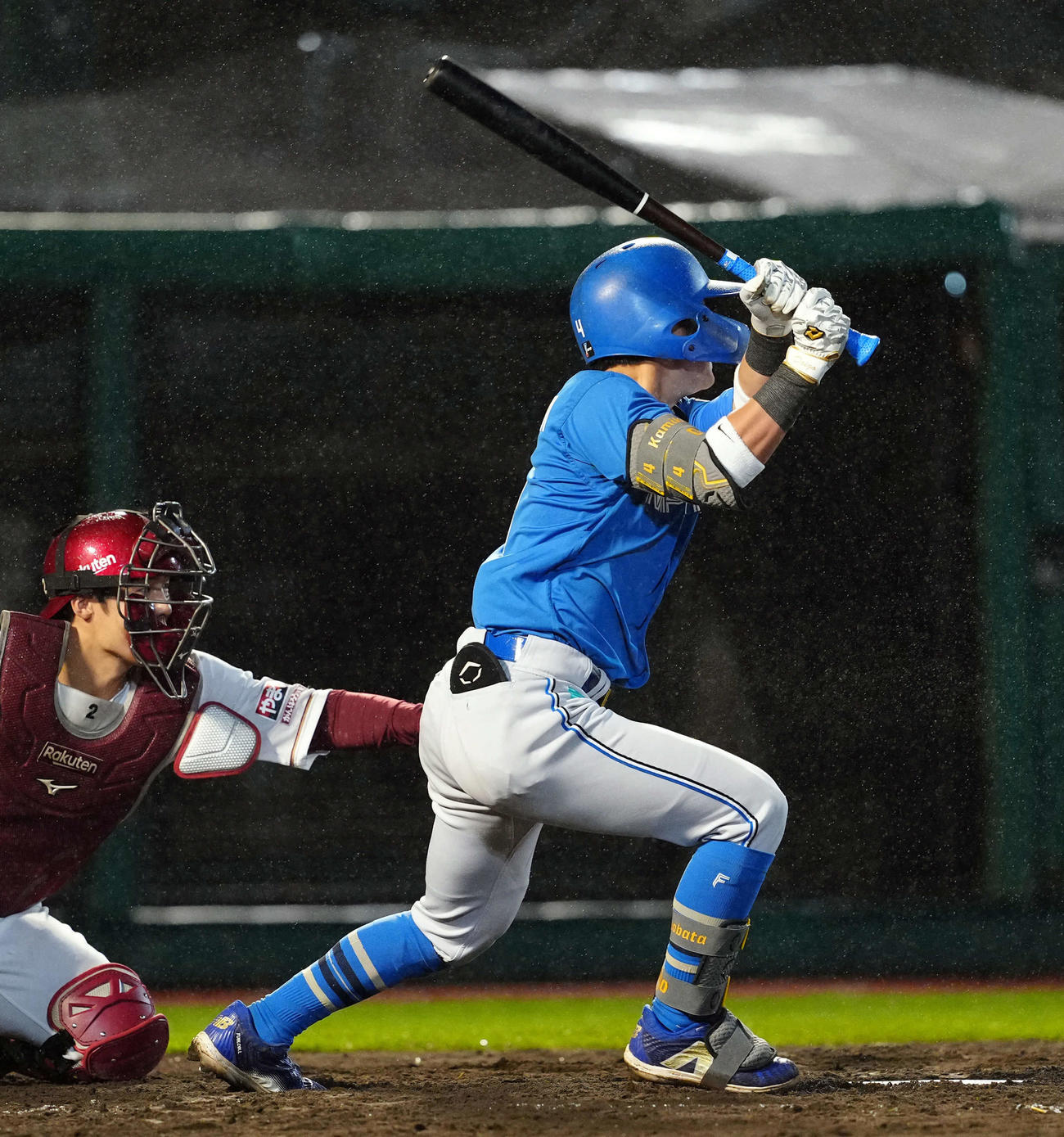 楽天対日本ハム　12回表日本ハム2死二、三塁、左前に勝ち越しの適時打を放つ上川畑（撮影・たえ見朱実）