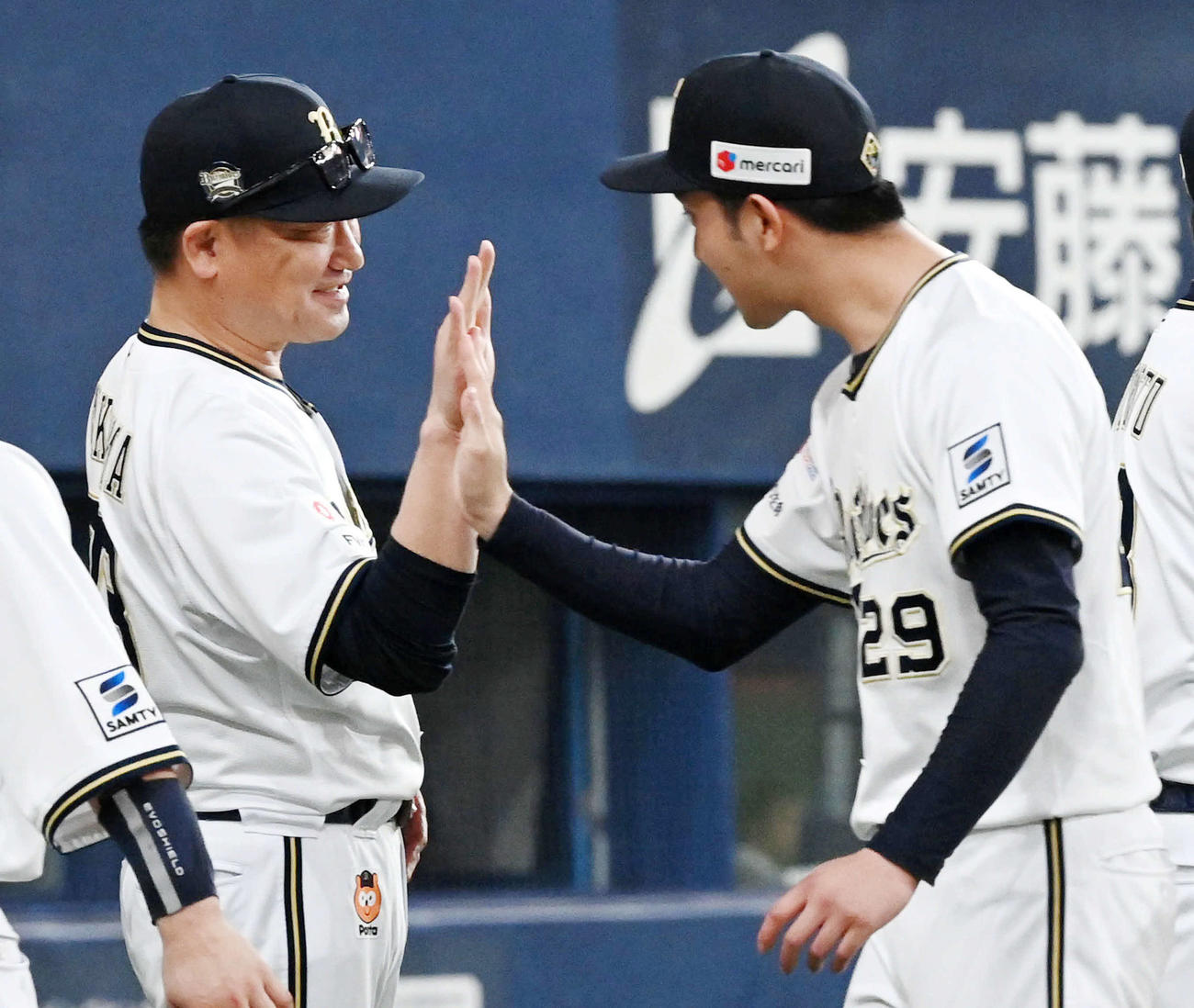 オリックス対西武　田嶋（右）と笑顔でタッチする中嶋監督（撮影・前岡正明）