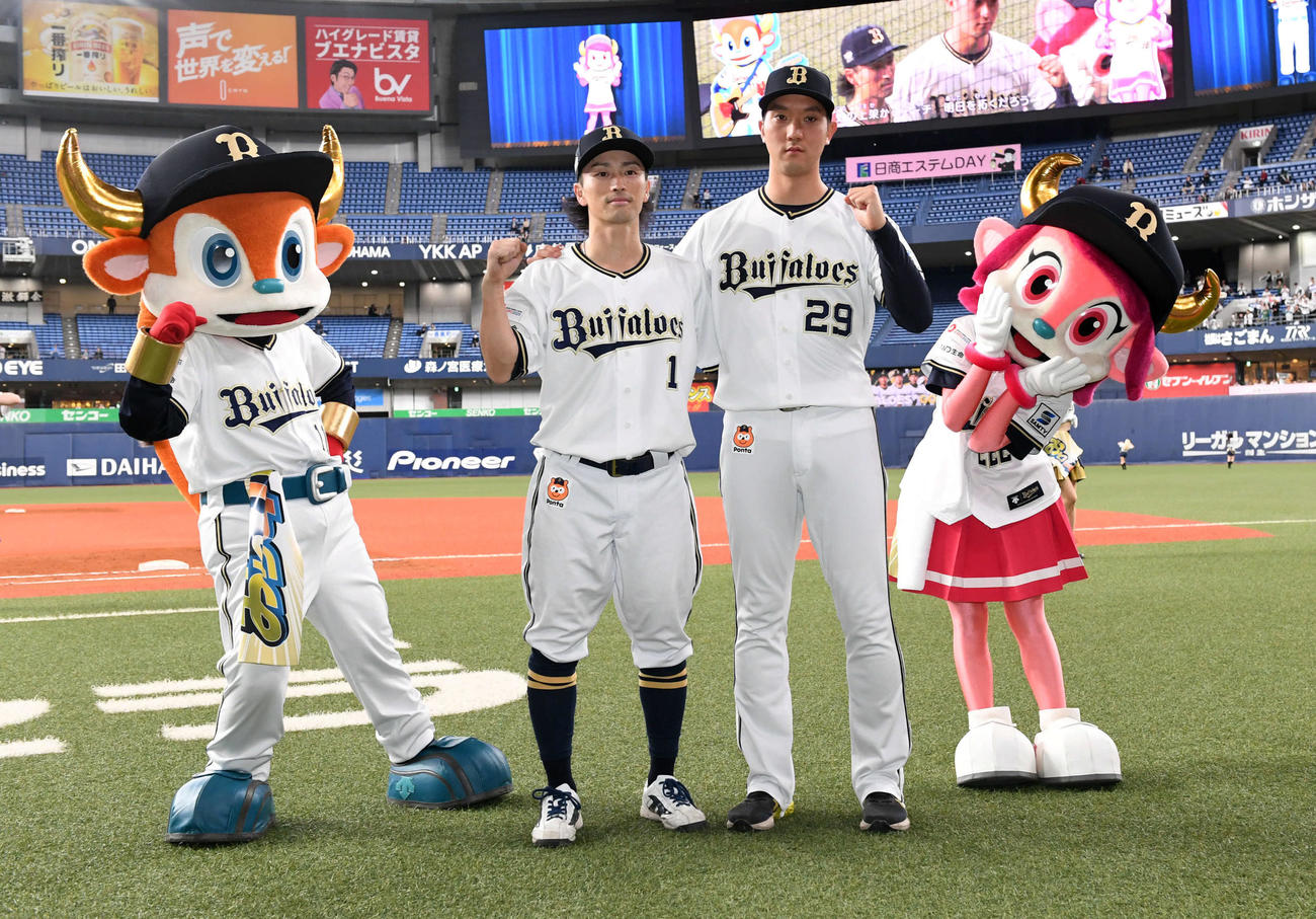 オリックス対西武　ヒーローの福田（左）と田嶋はガッツポーズ（撮影・前岡正明）