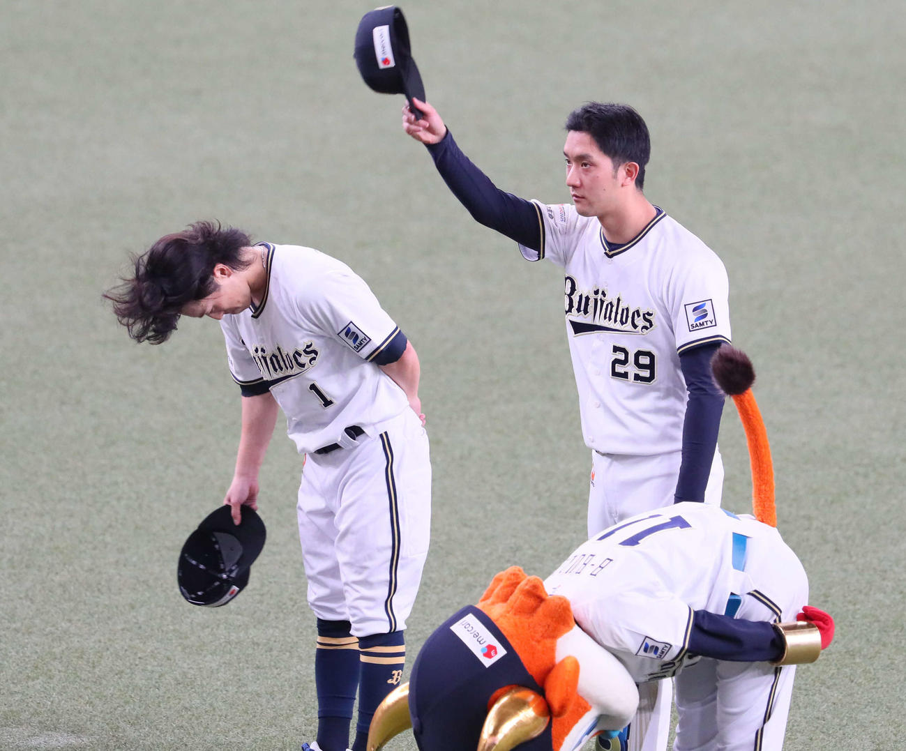 オリックス対西武　ヒーローインタビューを終え、ファンに挨拶をする福田と田嶋（撮影・齊藤成美）