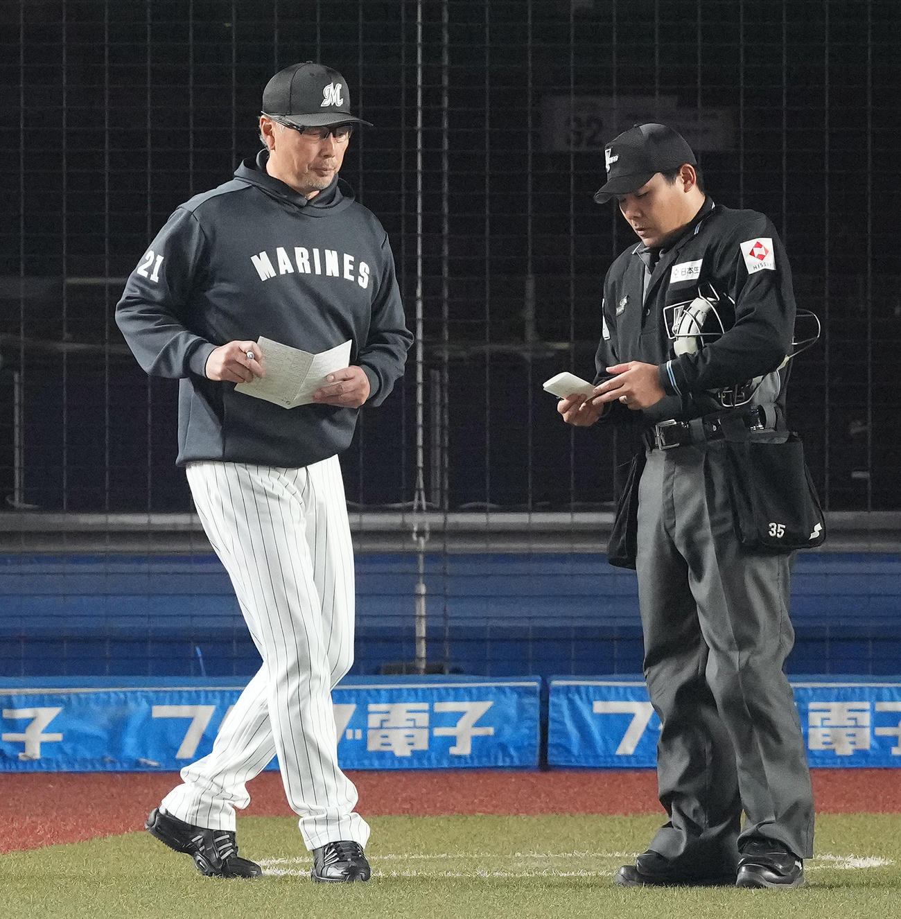 ロッテ対ソフトバンク　8回表前、先発佐々木の降板を告げるロッテ吉井監督（撮影・鈴木みどり）
