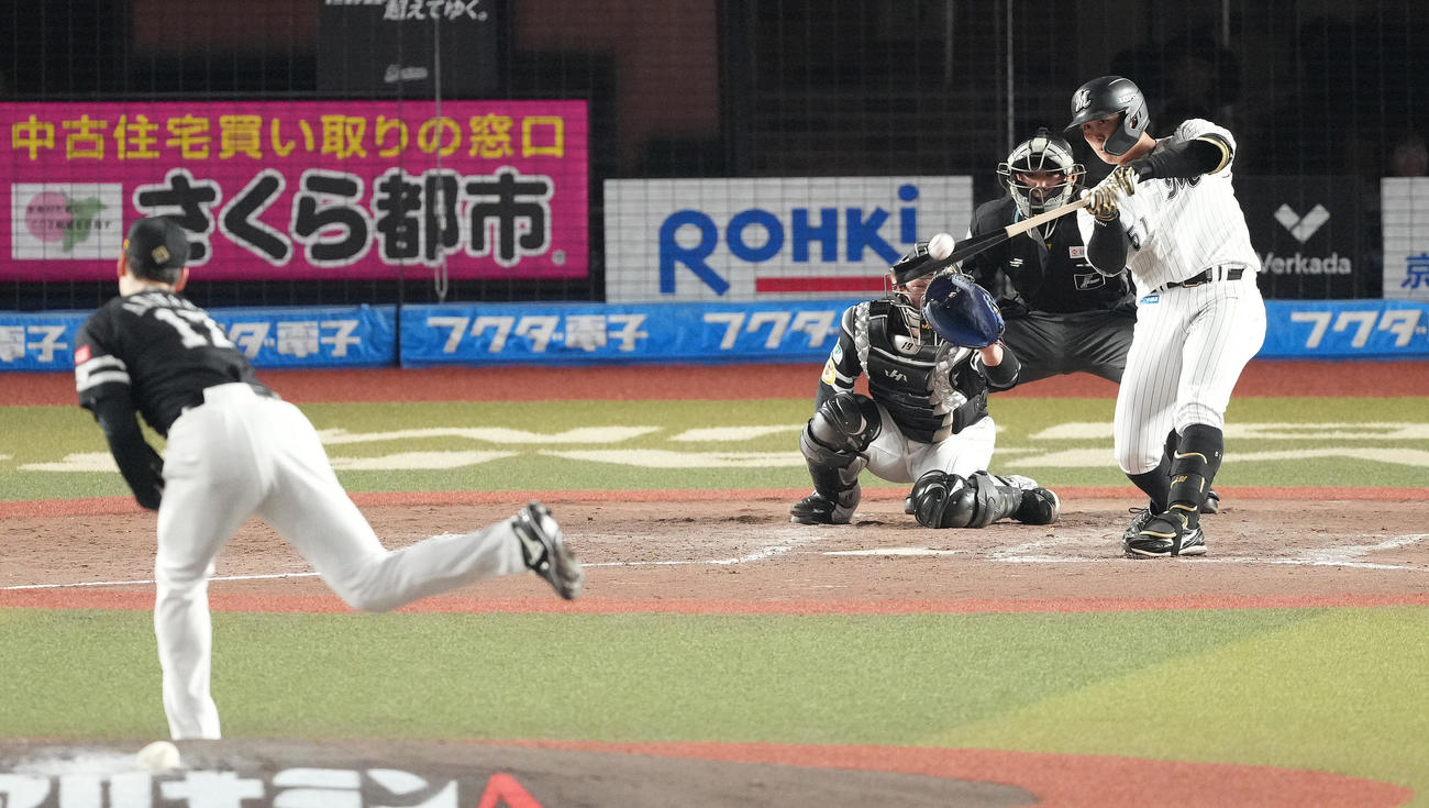 ロッテ対ソフトバンク　5回裏ロッテ1死、左越えソロ本塁打を放つ山口。投手有原（撮影・鈴木みどり）