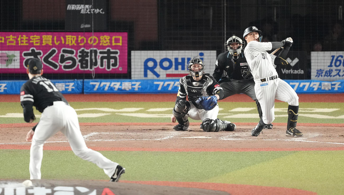ロッテ対ソフトバンク　5回裏ロッテ1死、左越えソロ本塁打を放つ山口。投手有原（撮影・鈴木みどり）