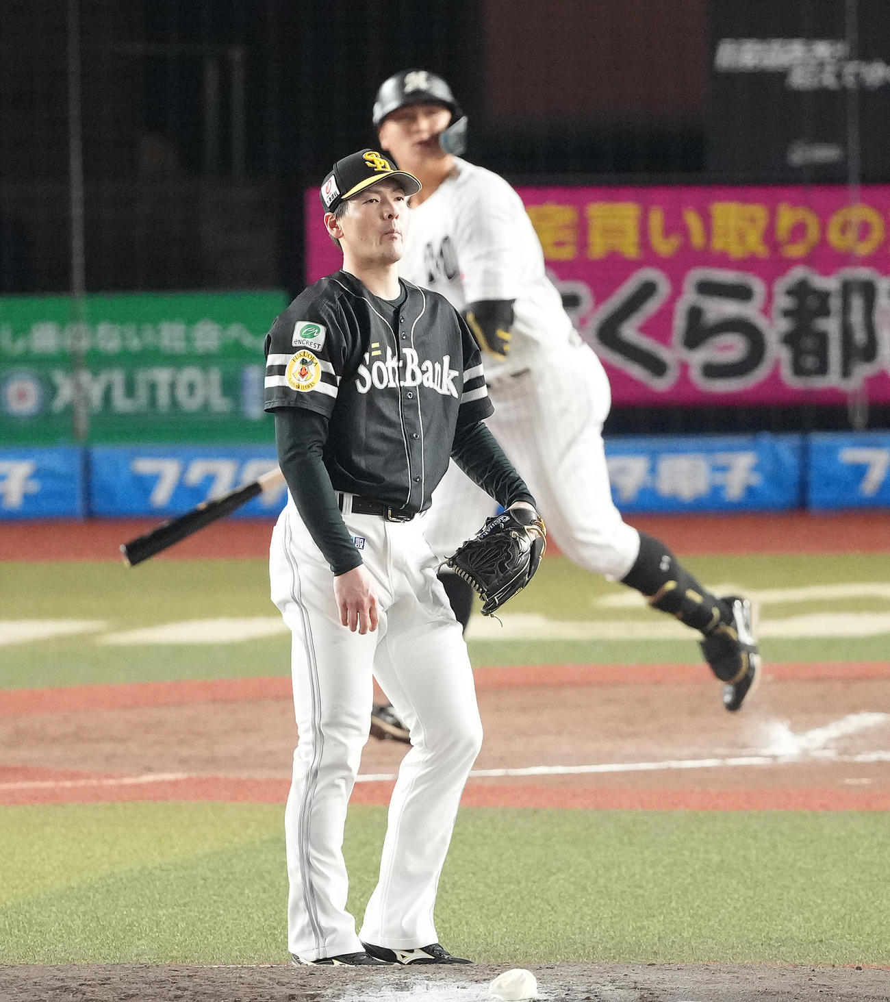 ロッテ対ソフトバンク　5回裏ロッテ1死、山口に左越えソロ本塁打を放浴びる有原（撮影・鈴木みどり）