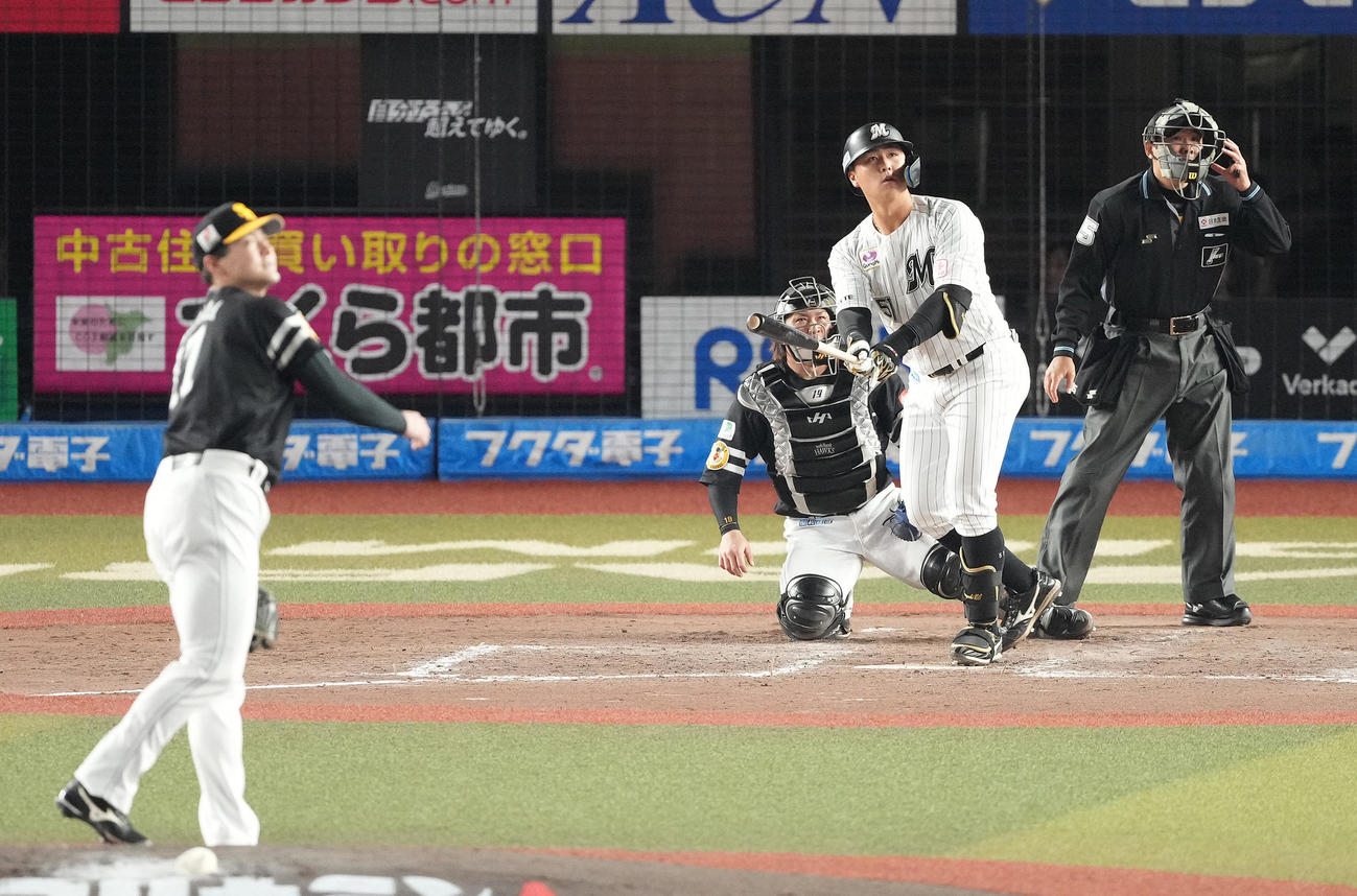 ロッテ対ソフトバンク　5回裏ロッテ1死、左越えソロ本塁打を放つ山口。投手有原（撮影・鈴木みどり）