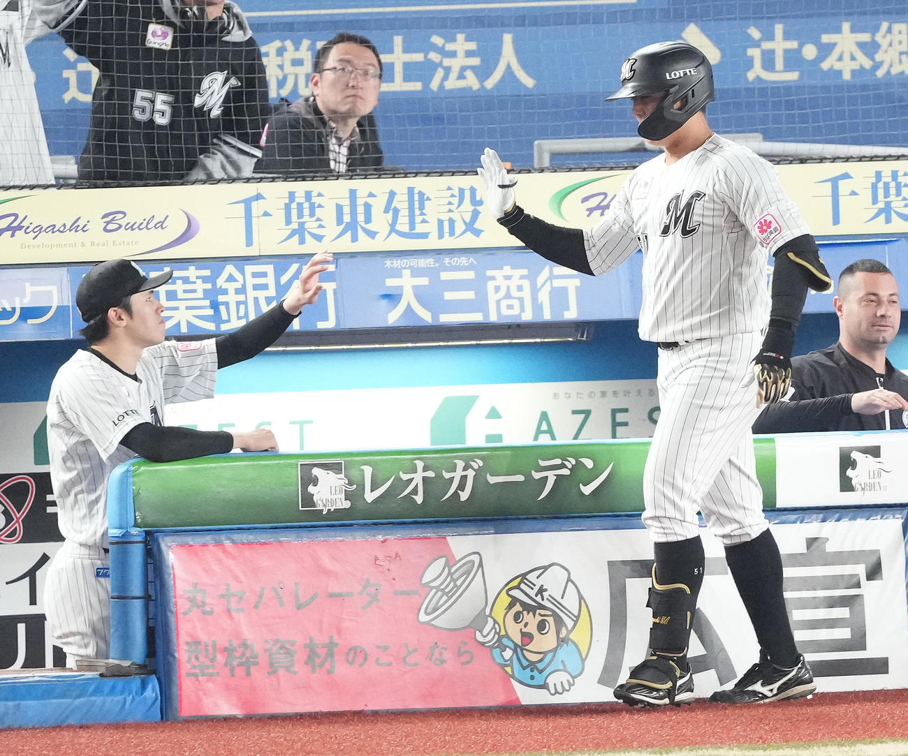 ロッテ対ソフトバンク　5回裏ロッテ1死、左越えソロ本塁打を放った山口を迎える佐々木（左）（撮影・鈴木みどり）