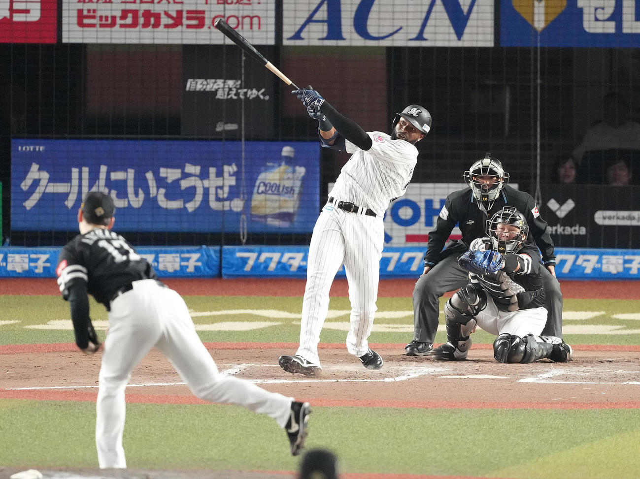ロッテ対ソフトバンク　7回裏ロッテ1死、右越えソロ本塁打を放つポランコ。投手有原（撮影・鈴木みどり）
