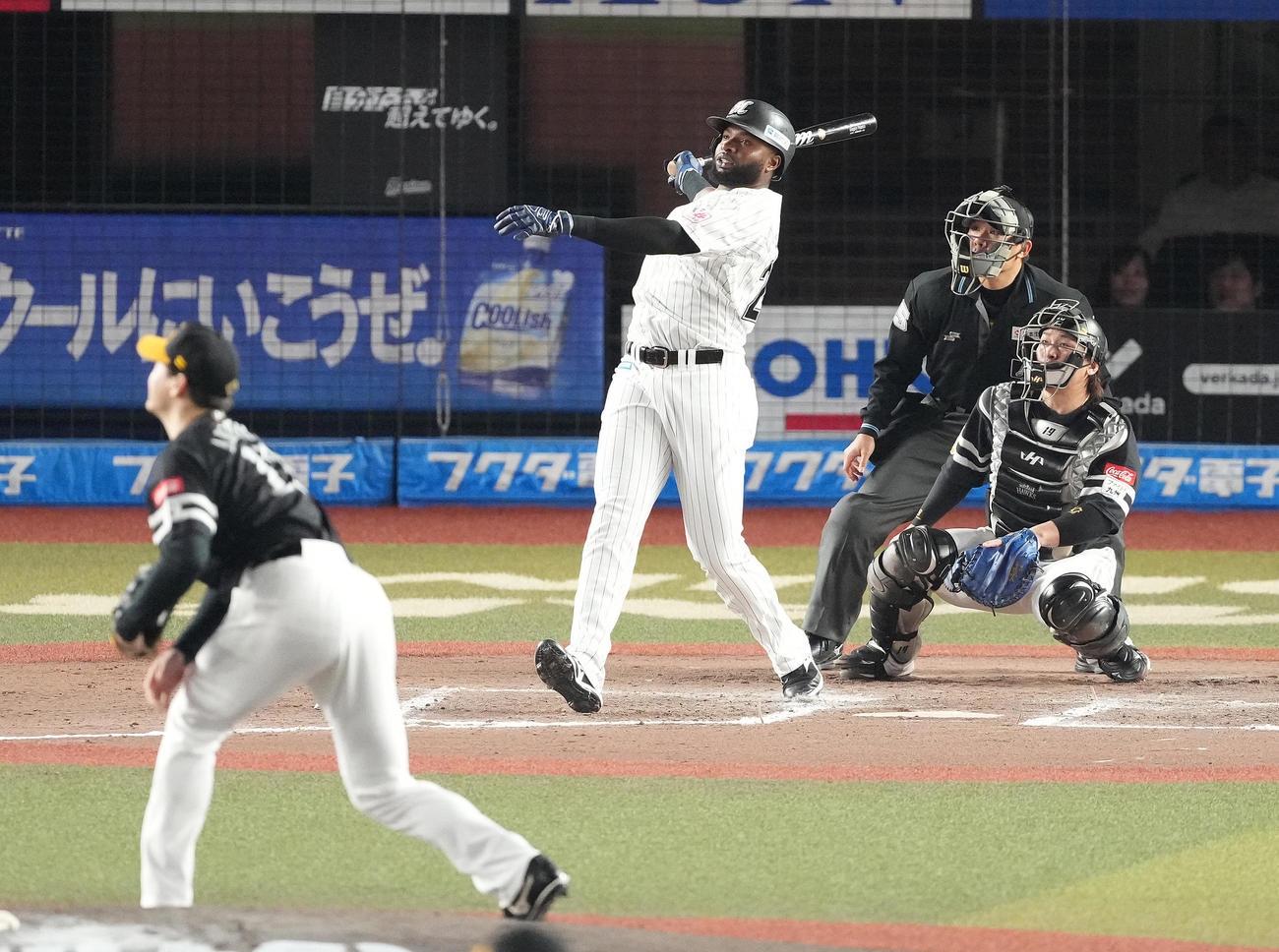 ロッテ対ソフトバンク　7回裏ロッテ1死、右越えソロ本塁打を放つポランコ。投手有原（撮影・鈴木みどり）