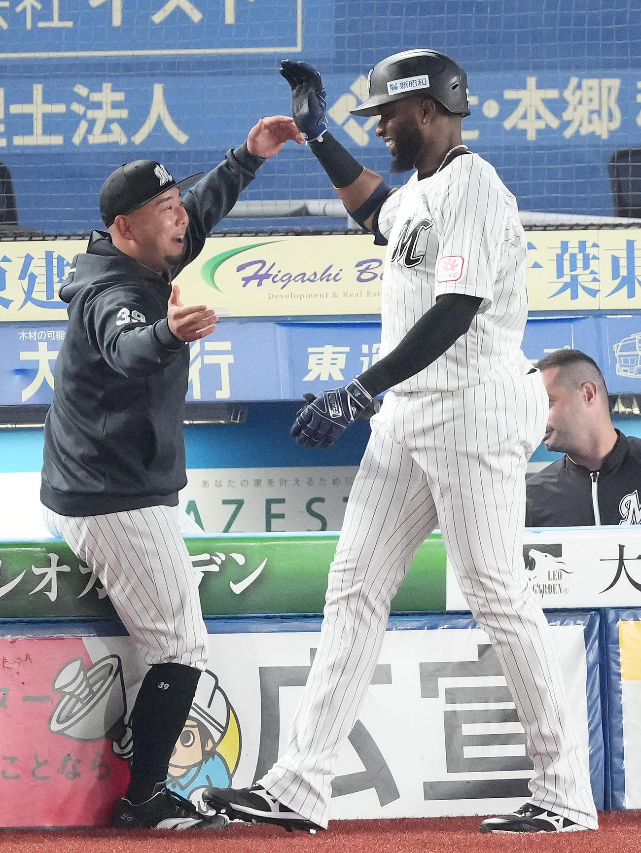 ロッテ対ソフトバンク　7回裏ロッテ1死、右越えソロ本塁打を放ったポランコ（右）は大下とベンチ前で笑顔（撮影・鈴木みどり）