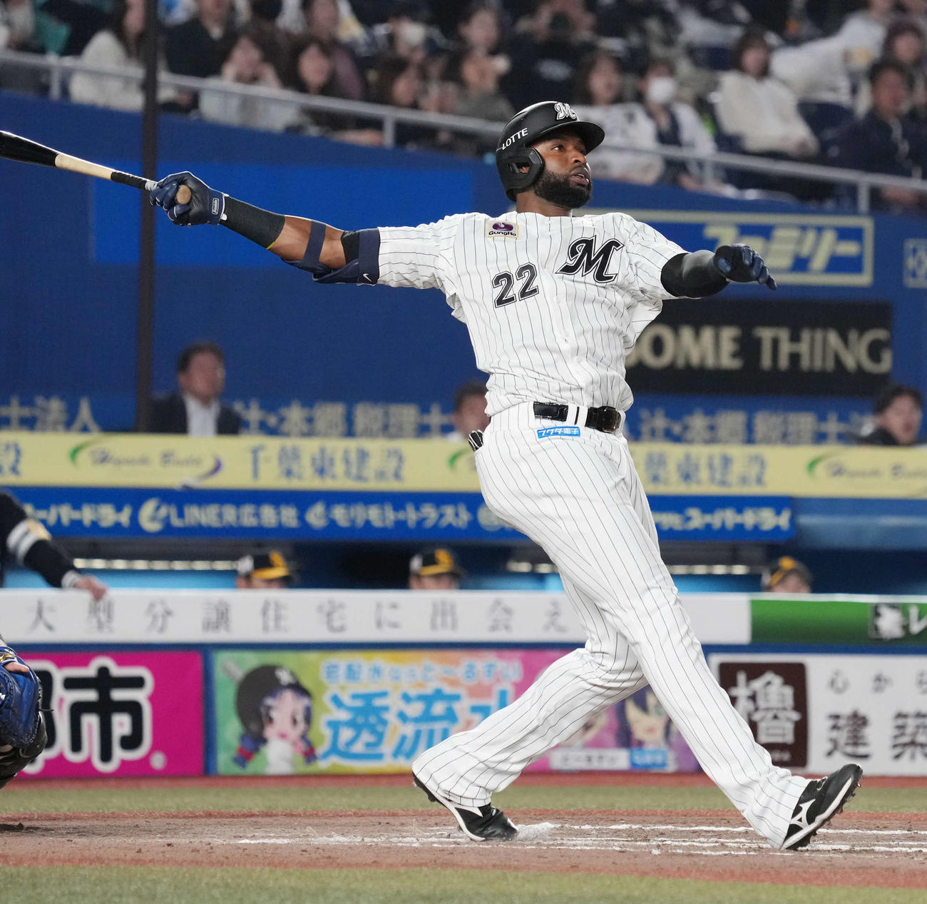ロッテ対ソフトバンク　7回裏ロッテ1死、ポランコは右越えのソロ本塁打を放つ（撮影・小沢裕）