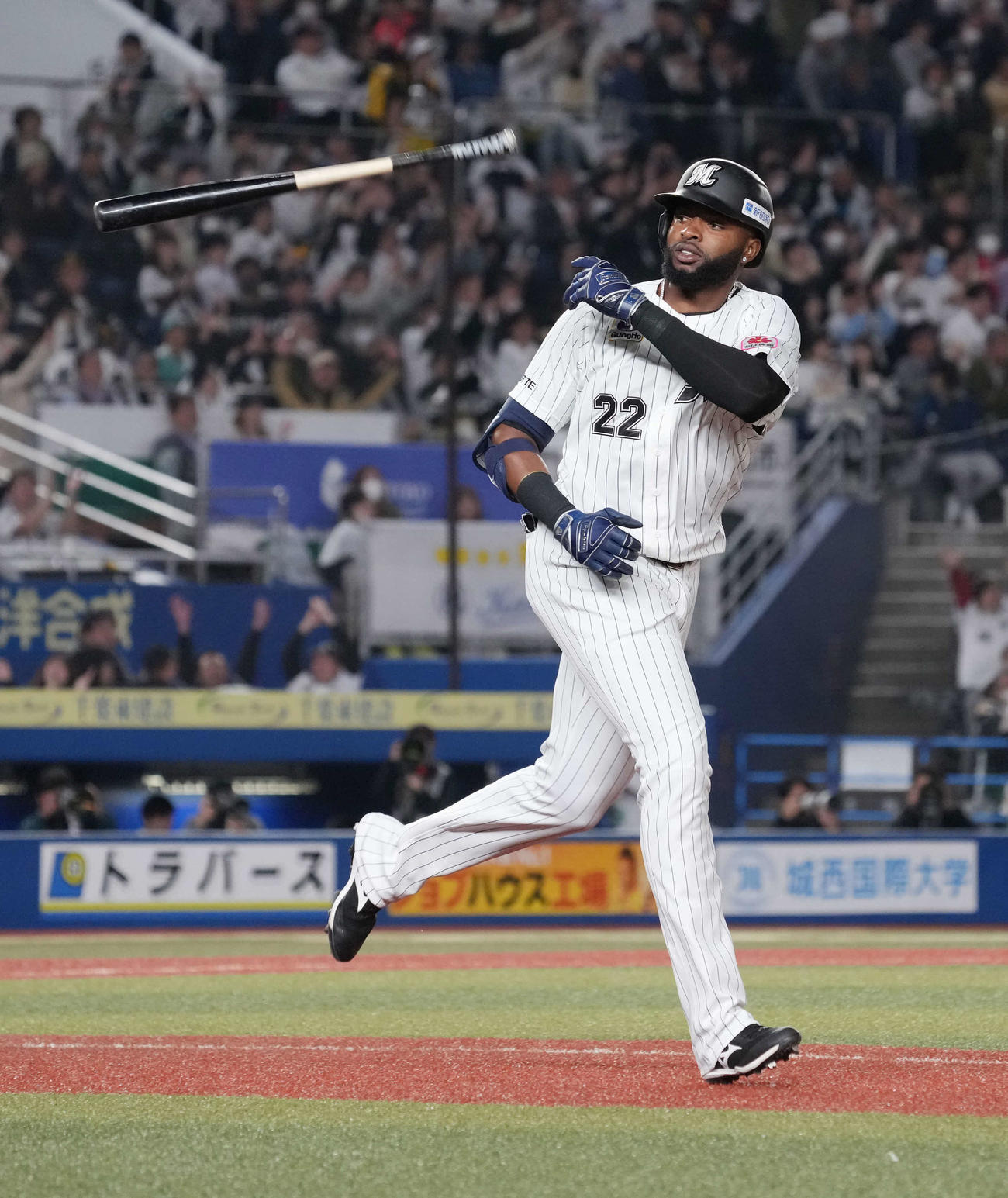ロッテ対ソフトバンク　7回裏ロッテ1死、ポランコは右越えのソロ本塁打を放ちバットを放り投げる（撮影・小沢裕）