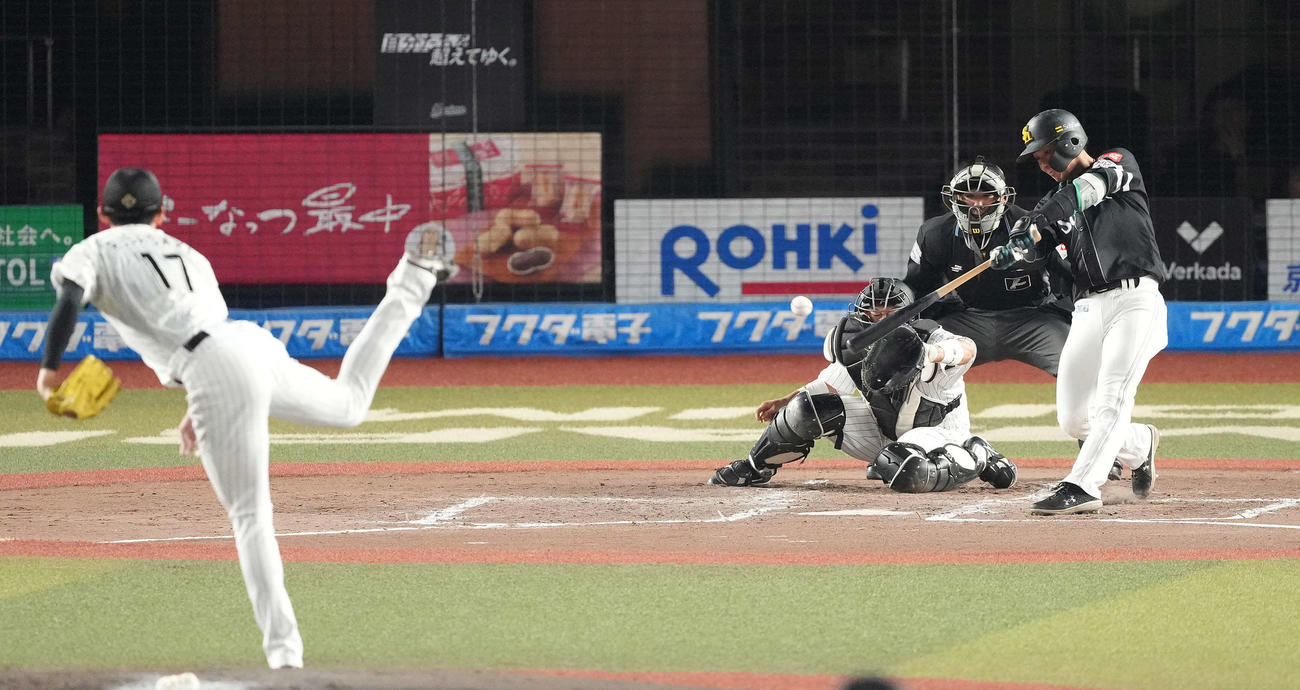 ロッテ対ソフトバンク　4回表ソフトバンク無死、右前打を放つ今宮。投手佐々木（撮影・鈴木みどり）