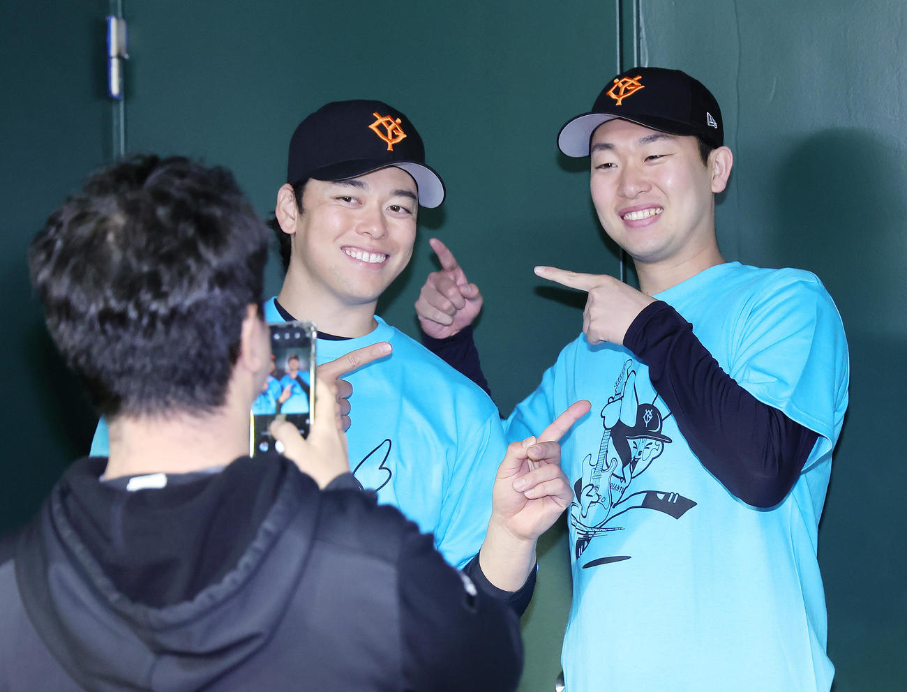 巨人対中日　試合後、記念撮影に笑顔を見せる巨人の山崎伊（右）と高梨（撮影・足立雅史）