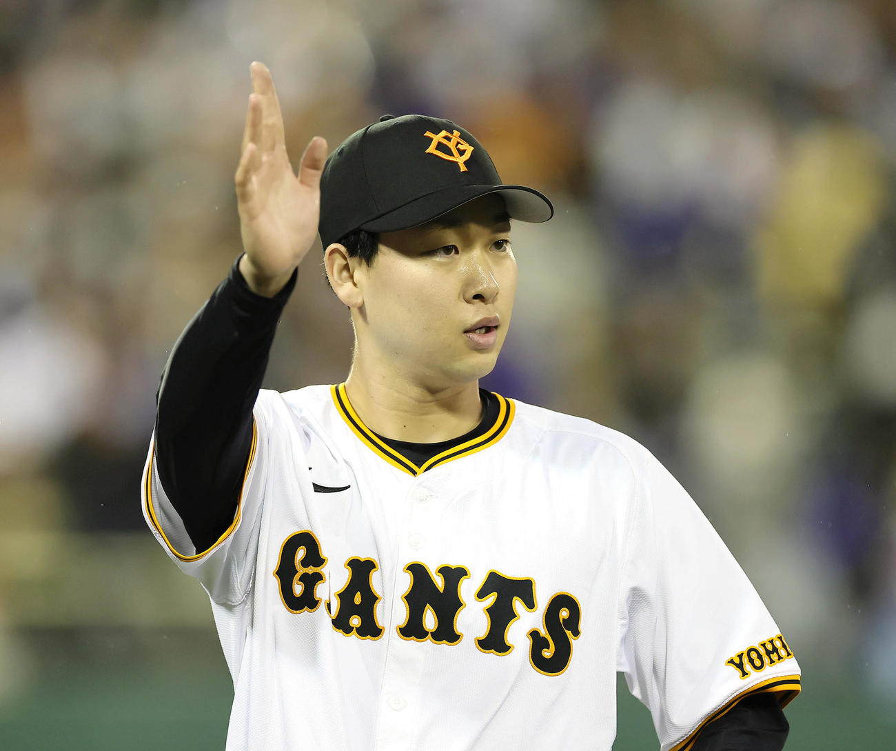 巨人対中日　2回表中日の攻撃を3者凡退で抑え、タッチを交わす山崎伊（撮影・足立雅史）