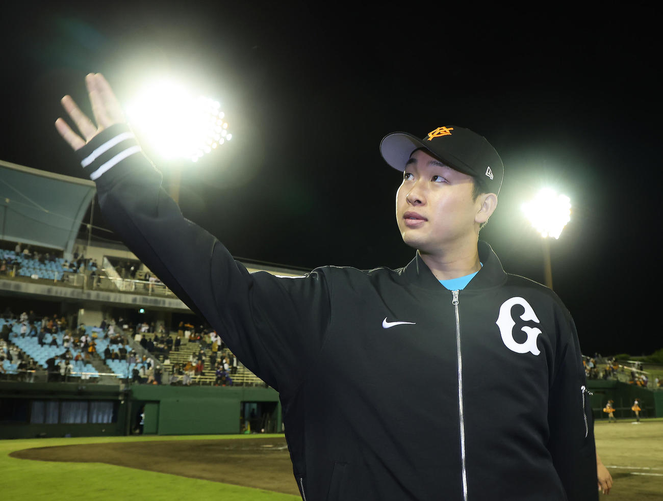 巨人対中日　7回途中無失点で勝利を挙げた巨人山崎伊はスタンドの声援に手を振って応える（撮影・足立雅史）