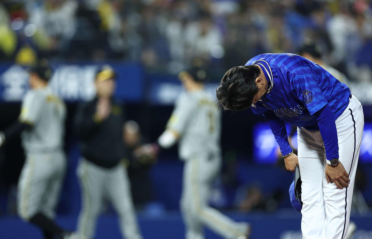 DeNA対阪神　延長戦の末、引き分けで終える三浦監督（撮影・河田真司）