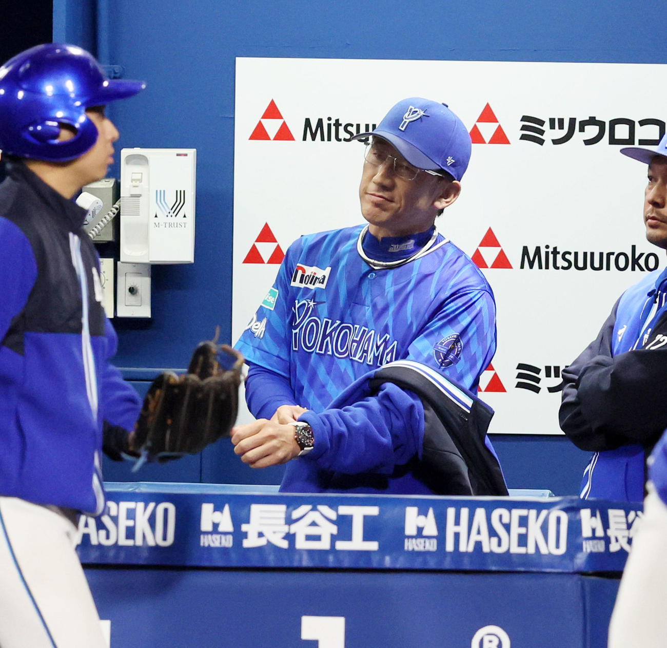 DeNA対阪神　11回裏DeNA2死二塁、代打石上のとき二塁走者牧がアウトになり表情を曇らせる三浦監督（撮影・加藤哉）