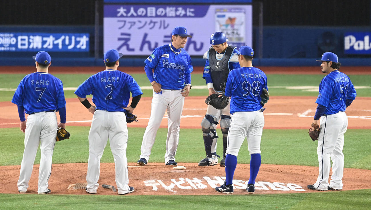 DeNA対阪神　6回途中、ジャクソンを降板させたDeNA三浦監督（左から3人目）は山本（同4人目）に声をかける（撮影・山崎安昭）
