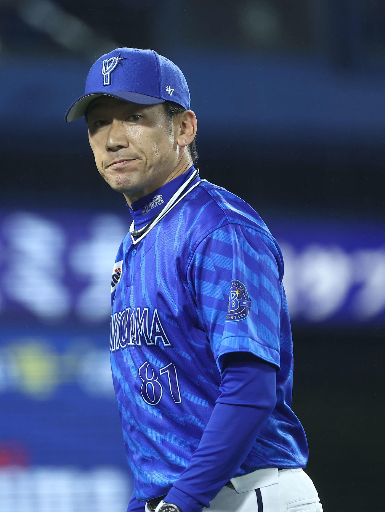 DeNA対阪神　7回裏を終え、選手交代を告げる三浦監督（撮影・河田真司）