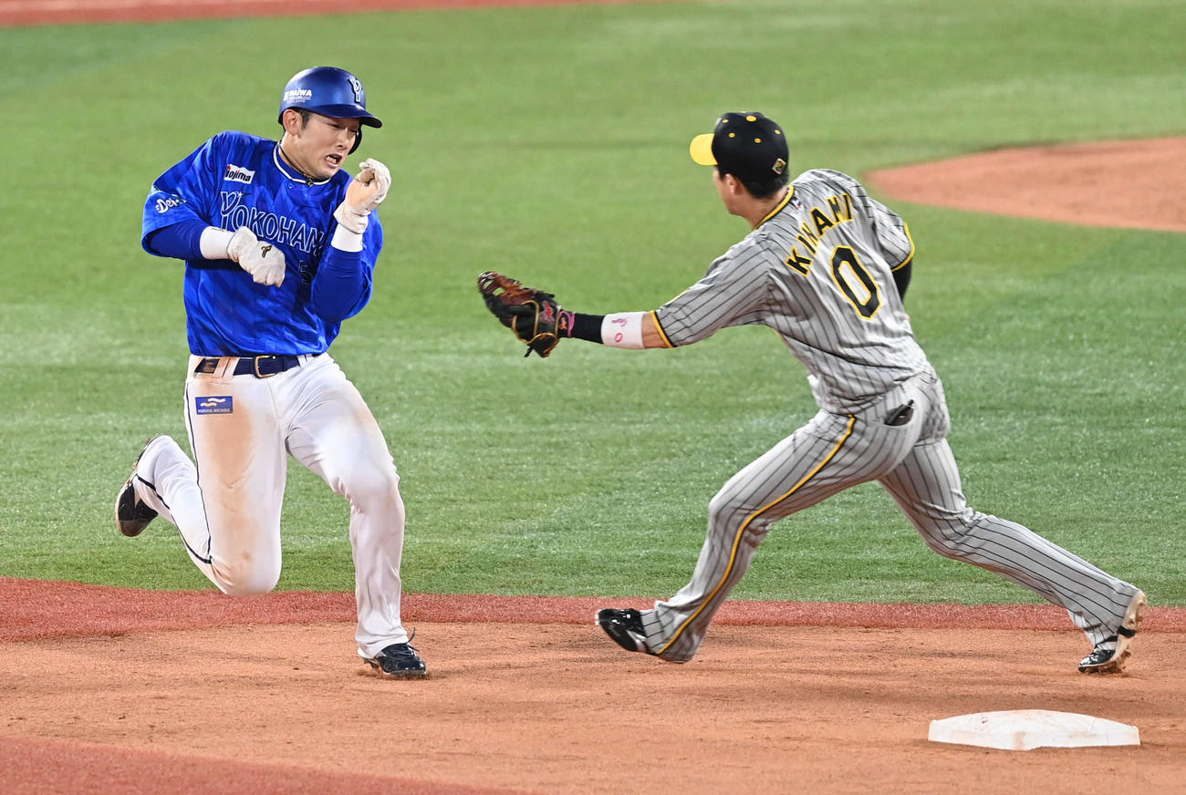 DeNA対阪神　5回裏DeNA1死一塁、二塁盗塁を狙った山本（左）は憤死。遊撃手木浪（撮影・山崎安昭）