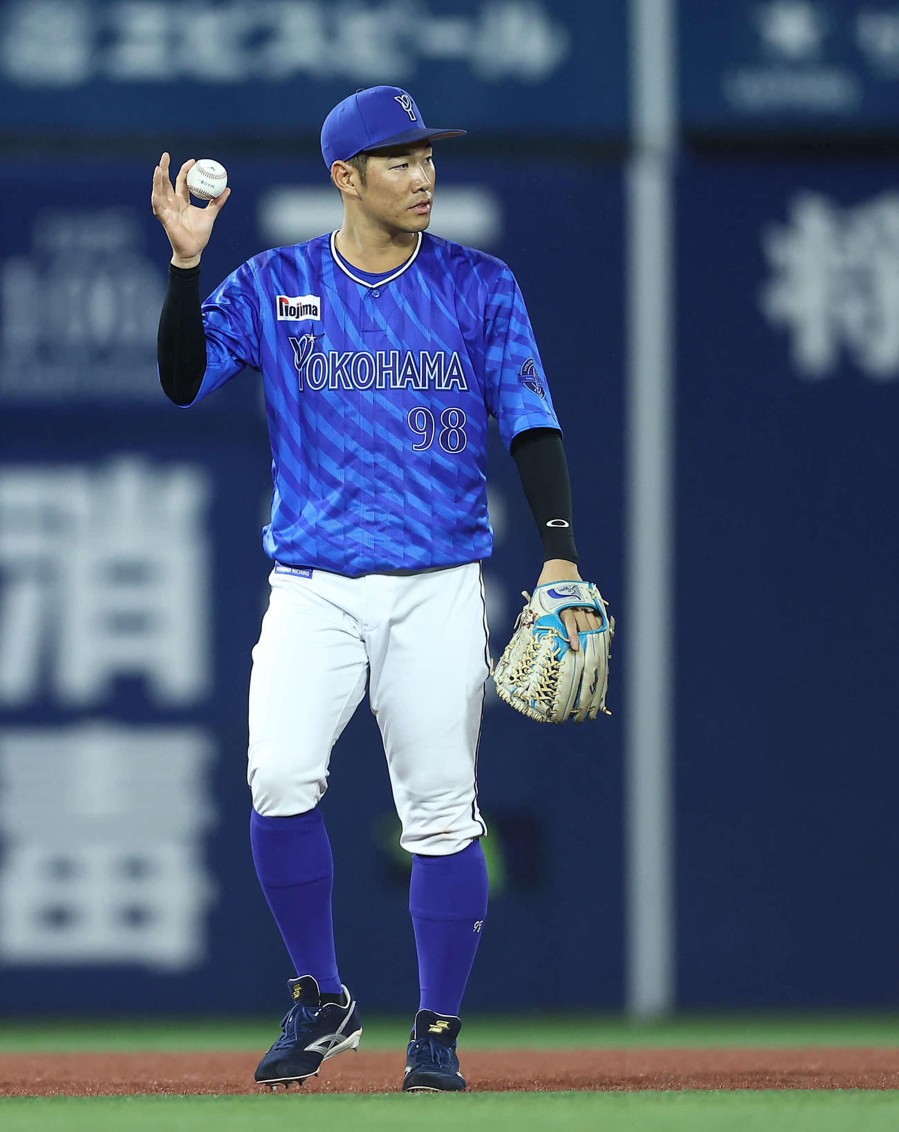 DeNA対阪神　6回表阪神1死一塁、悪送球し同点を許す楠本（撮影・河田真司）