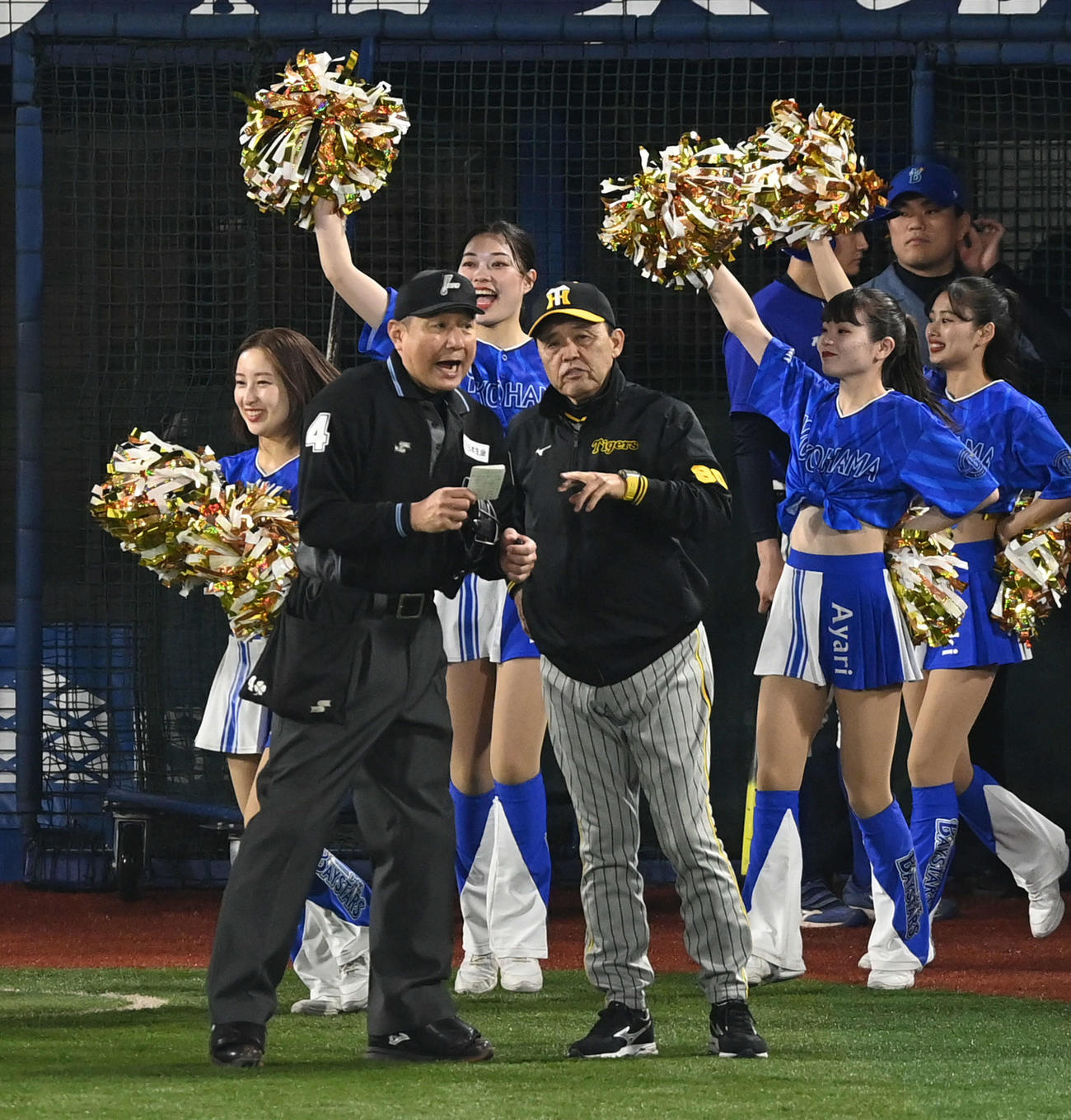 DeNA対阪神　吉本球審（手前左）に選手交代を告げる阪神岡田監督（撮影・山崎安昭）