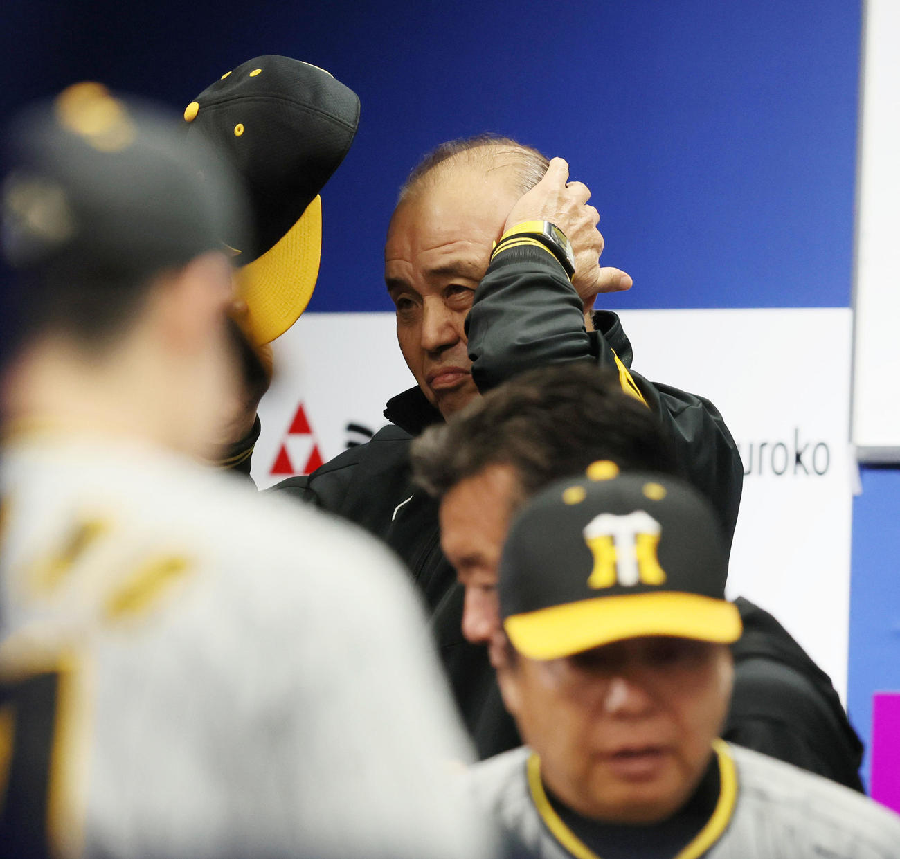 DeNA対阪神　11回裏を終え帽子をかぶり直す岡田監督（撮影・加藤哉）
