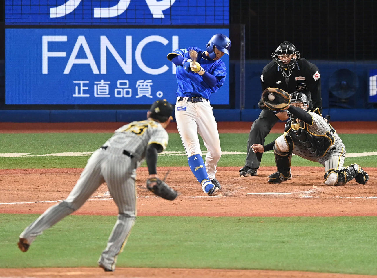 DeNA対阪神　12回裏DeNA2死二、三塁、度会は空振り三振に倒れる。投手岩崎（撮影・山崎安昭）