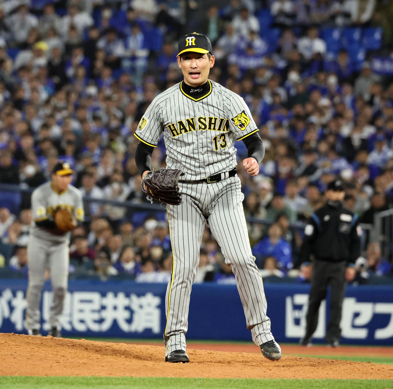 DeNA対阪神　12回裏DeNA2死二、三塁、岩崎は度会を三振に仕留め引き分けに終わる（撮影・加藤哉）