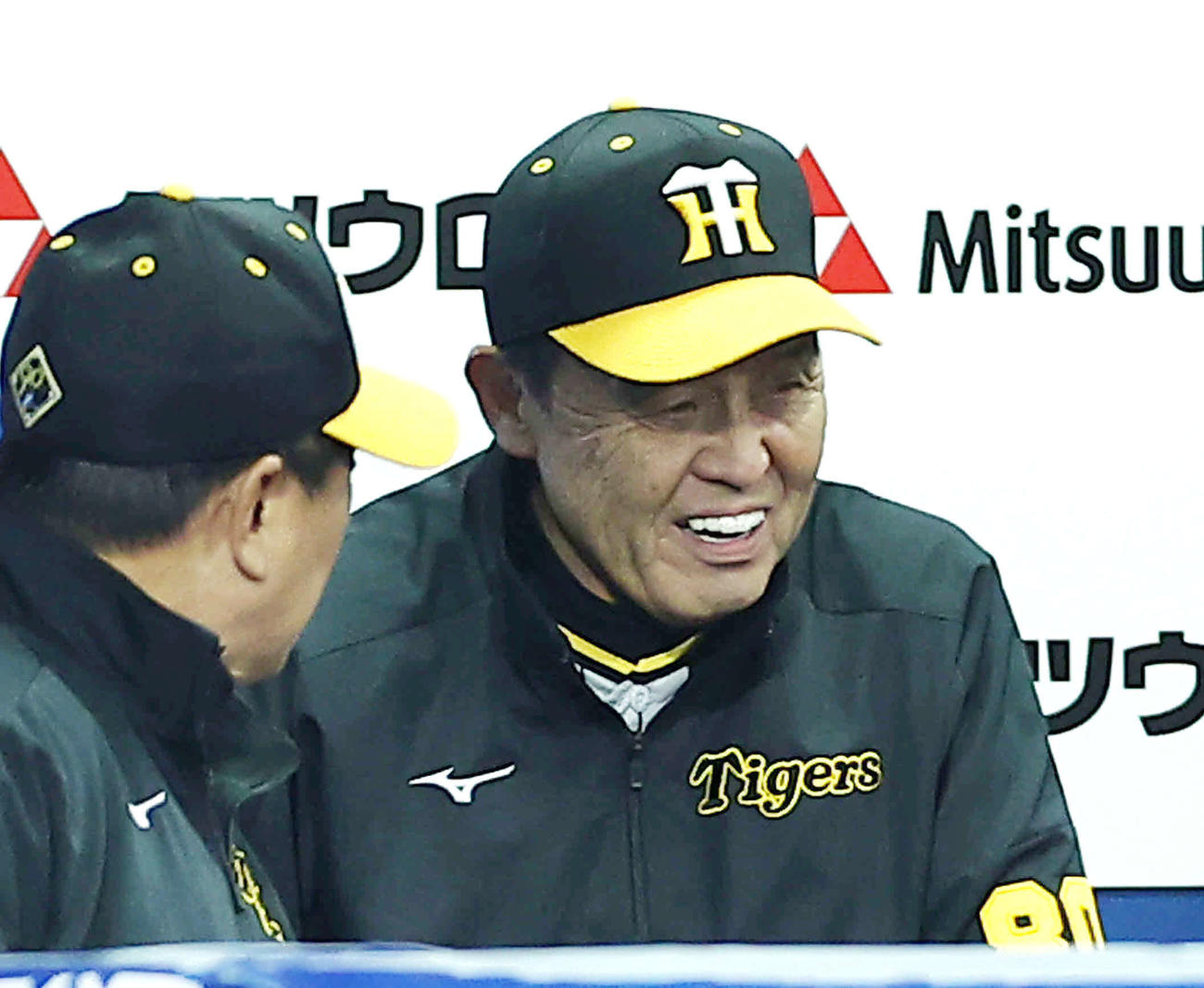 DeNA対阪神　5回表を終え、笑顔を見せる阪神岡田監督（撮影・河田真司）