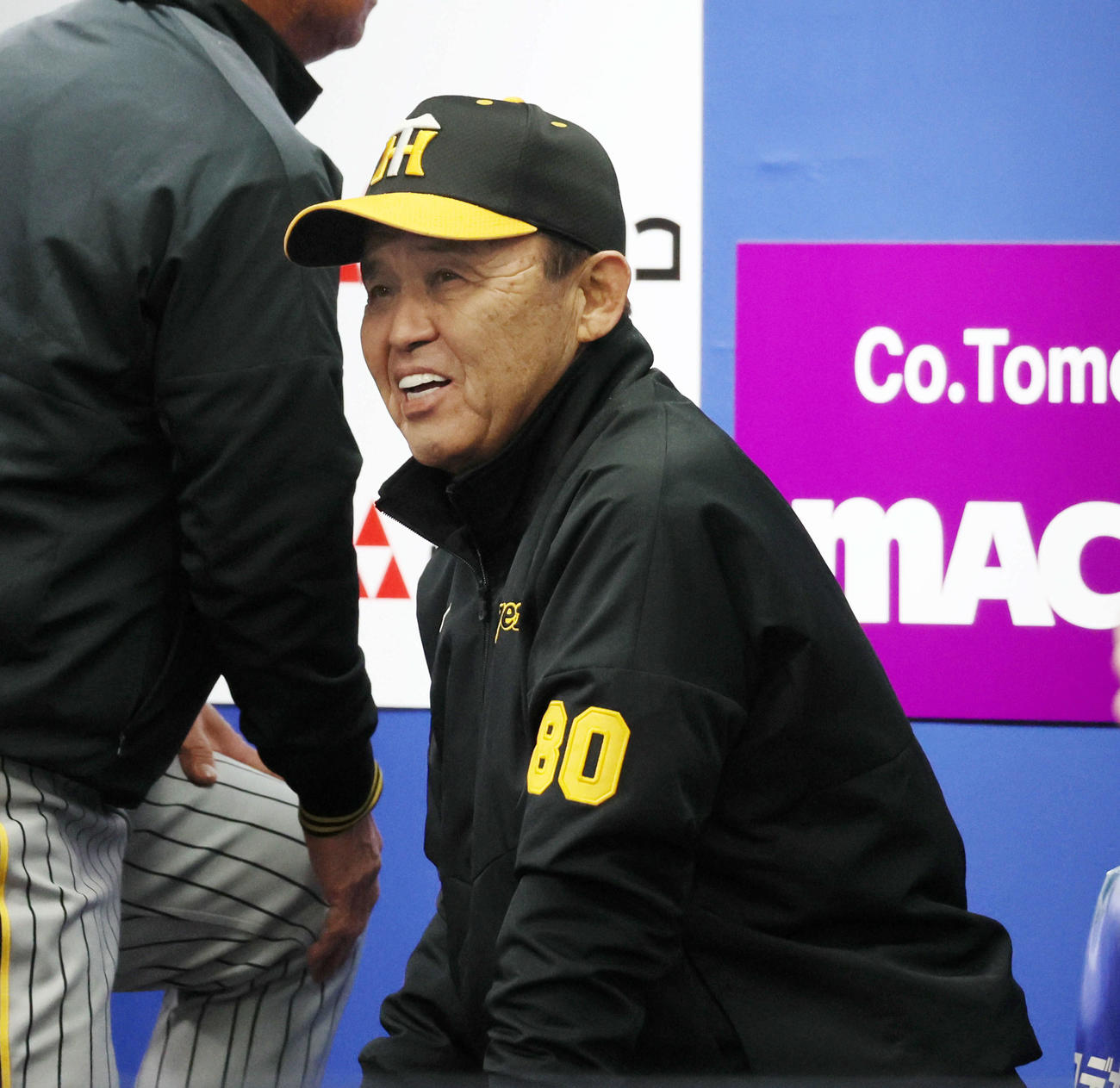 DeNA対阪神　6回表同点とし笑顔を見せる岡田監督（撮影・加藤哉）