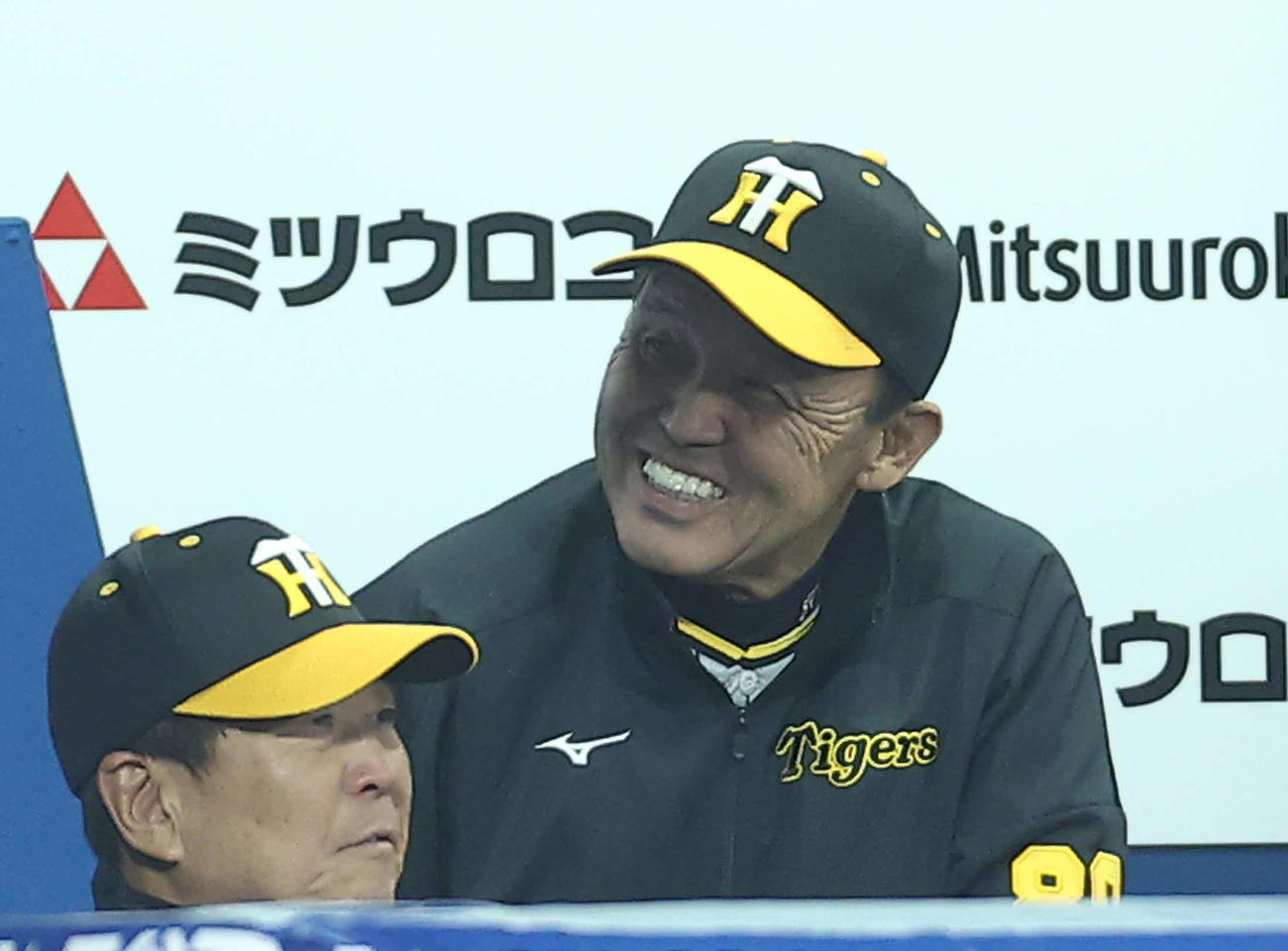 DeNA対阪神　7回裏を終え、笑顔を見せる岡田監督（撮影・河田真司）